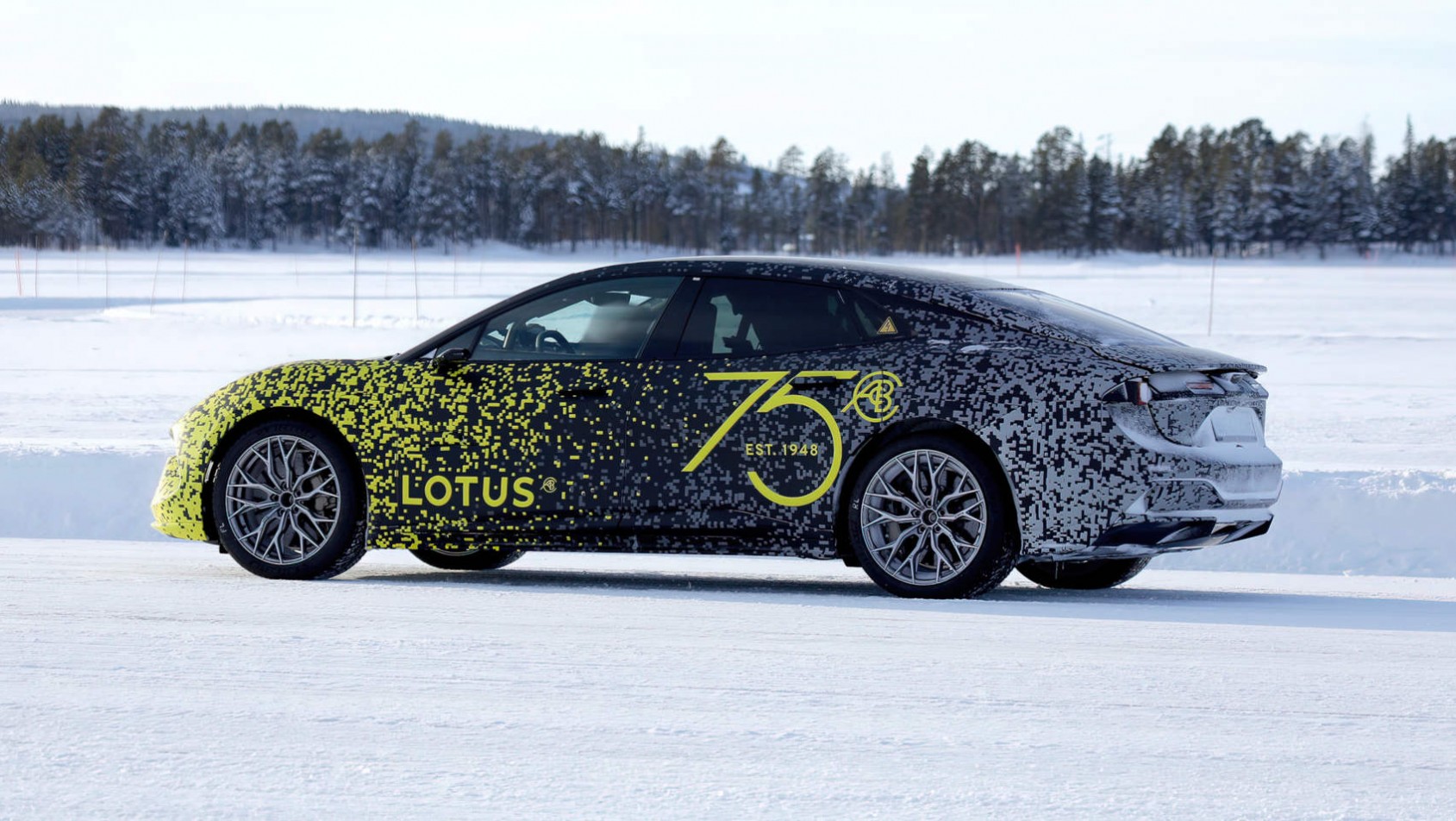 Lotus Emeya spyshot sylwetka