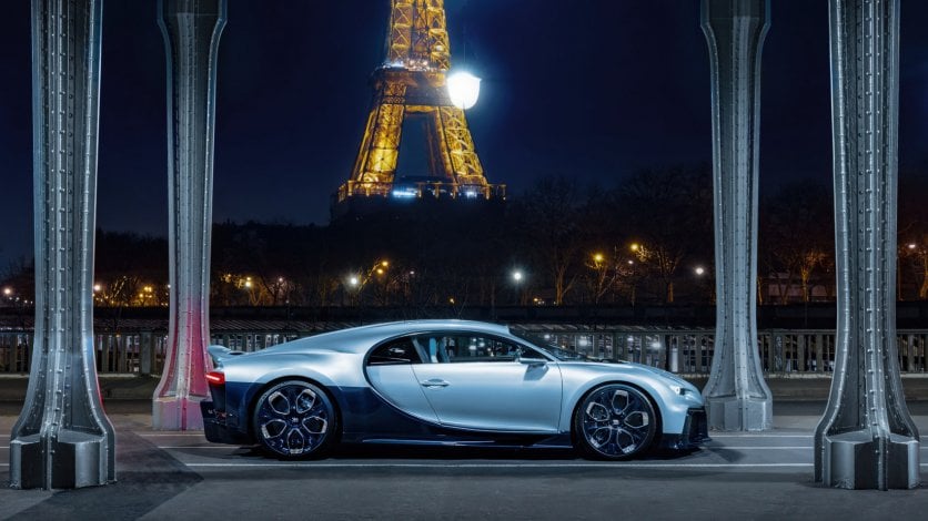 Bugatti Chiron Profilée pod wieżą Eiffela