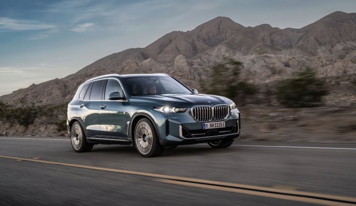 2023 BMW X5 prawy przód dynamicznie