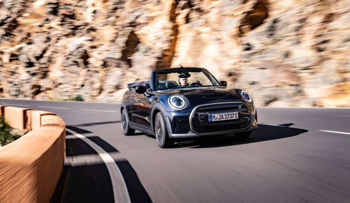 Mini Cooper SE Convertible ujęcie dynamiczne