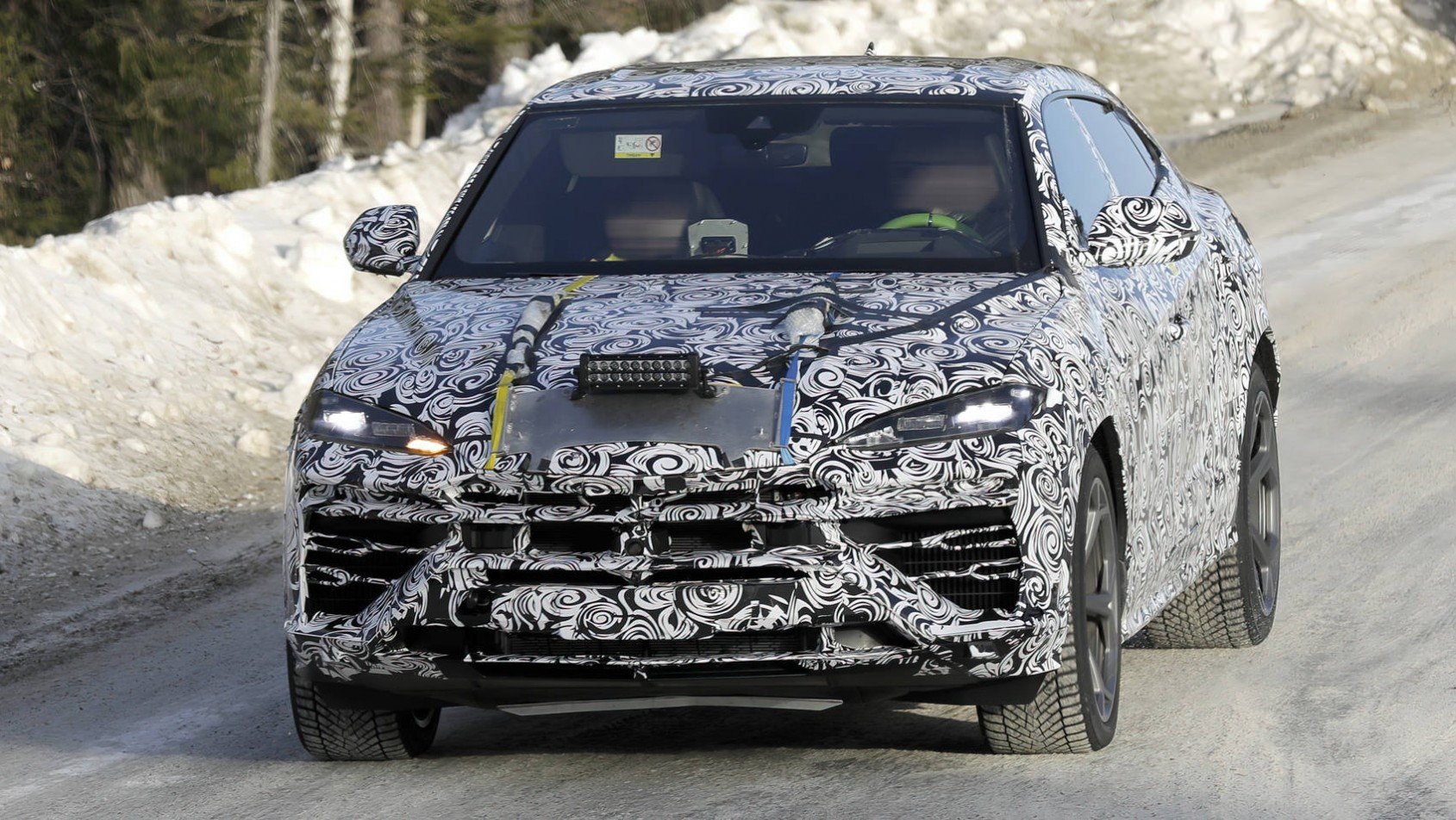 Lamborghini Urus PHEV spyshot przód