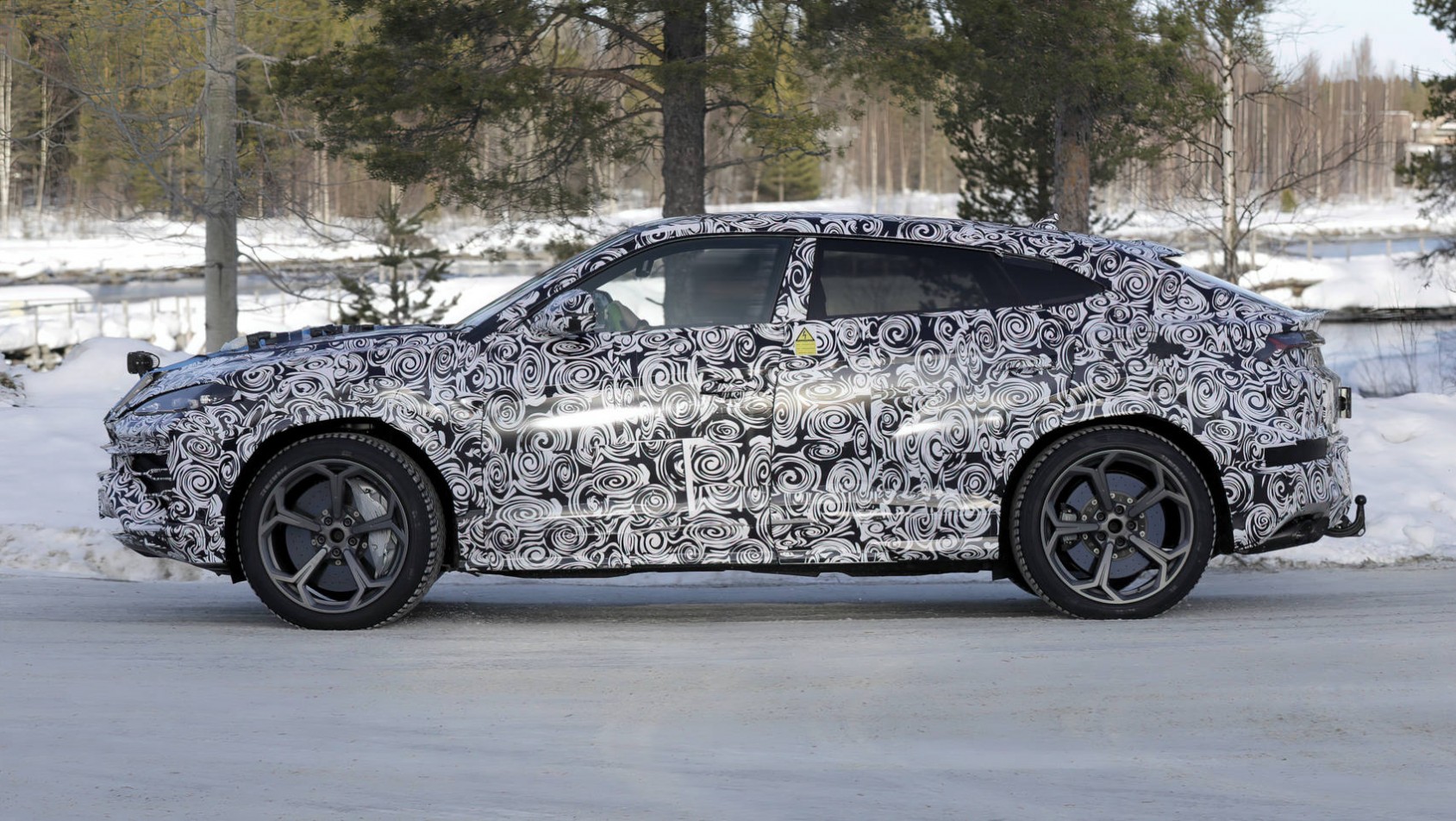 Lamborghini Urus PHEV spyshot profil lewy