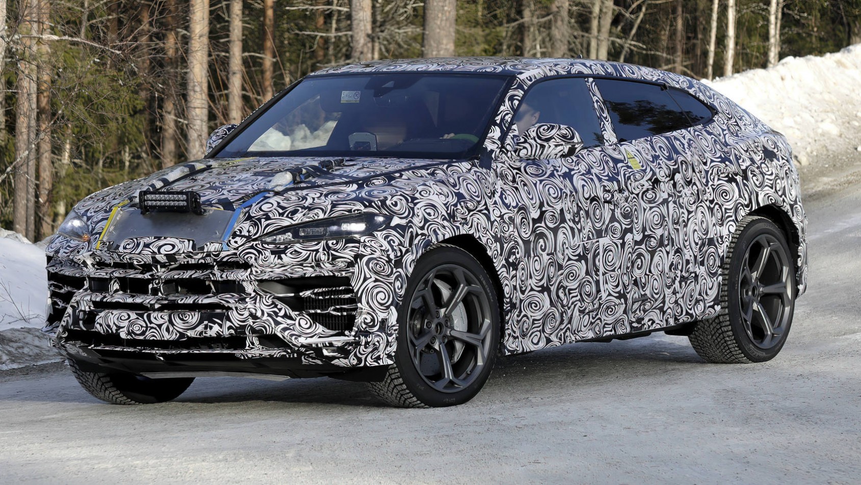Lamborghini Urus PHEV spyshot lewy przód