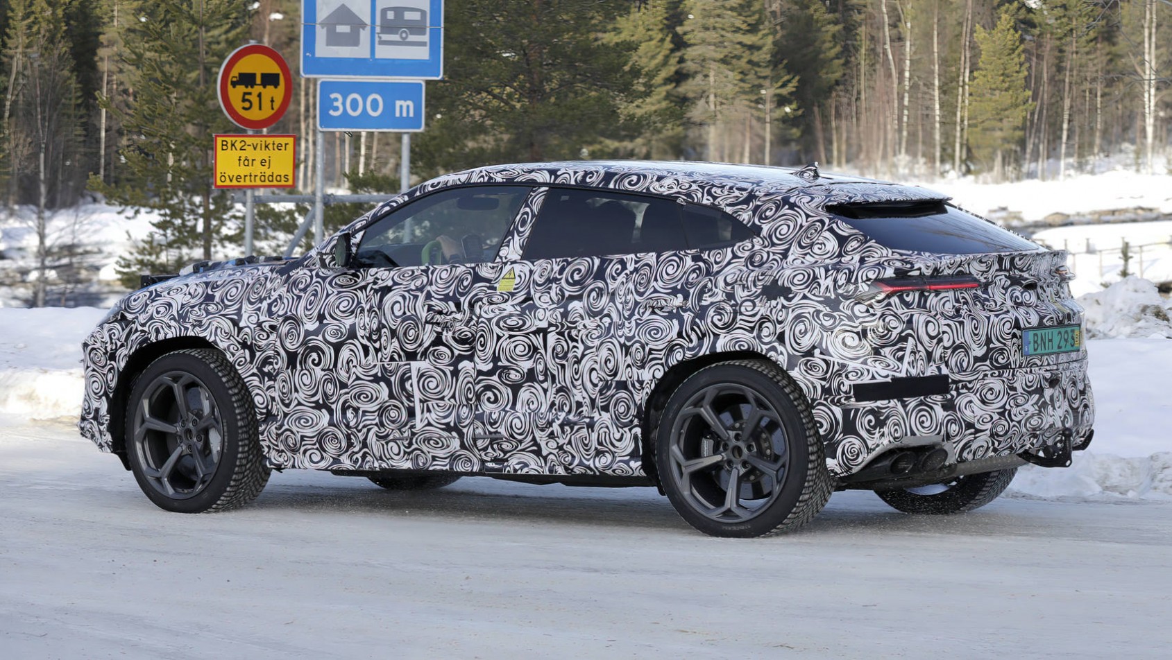 Lamborghini Urus PHEV spyshot profil lewy tył