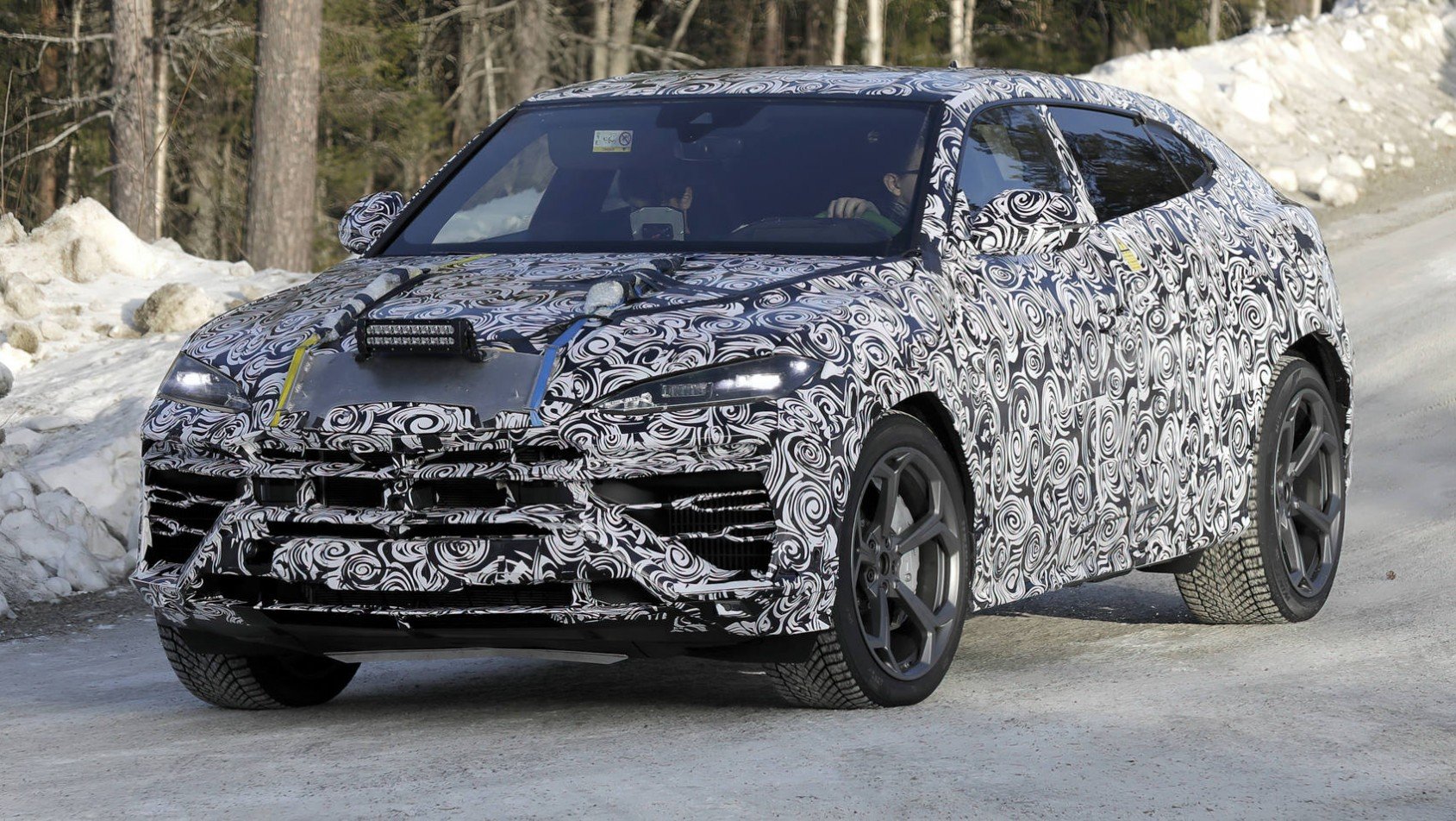 Lamborghini Urus PHEV spyshot przedni pas