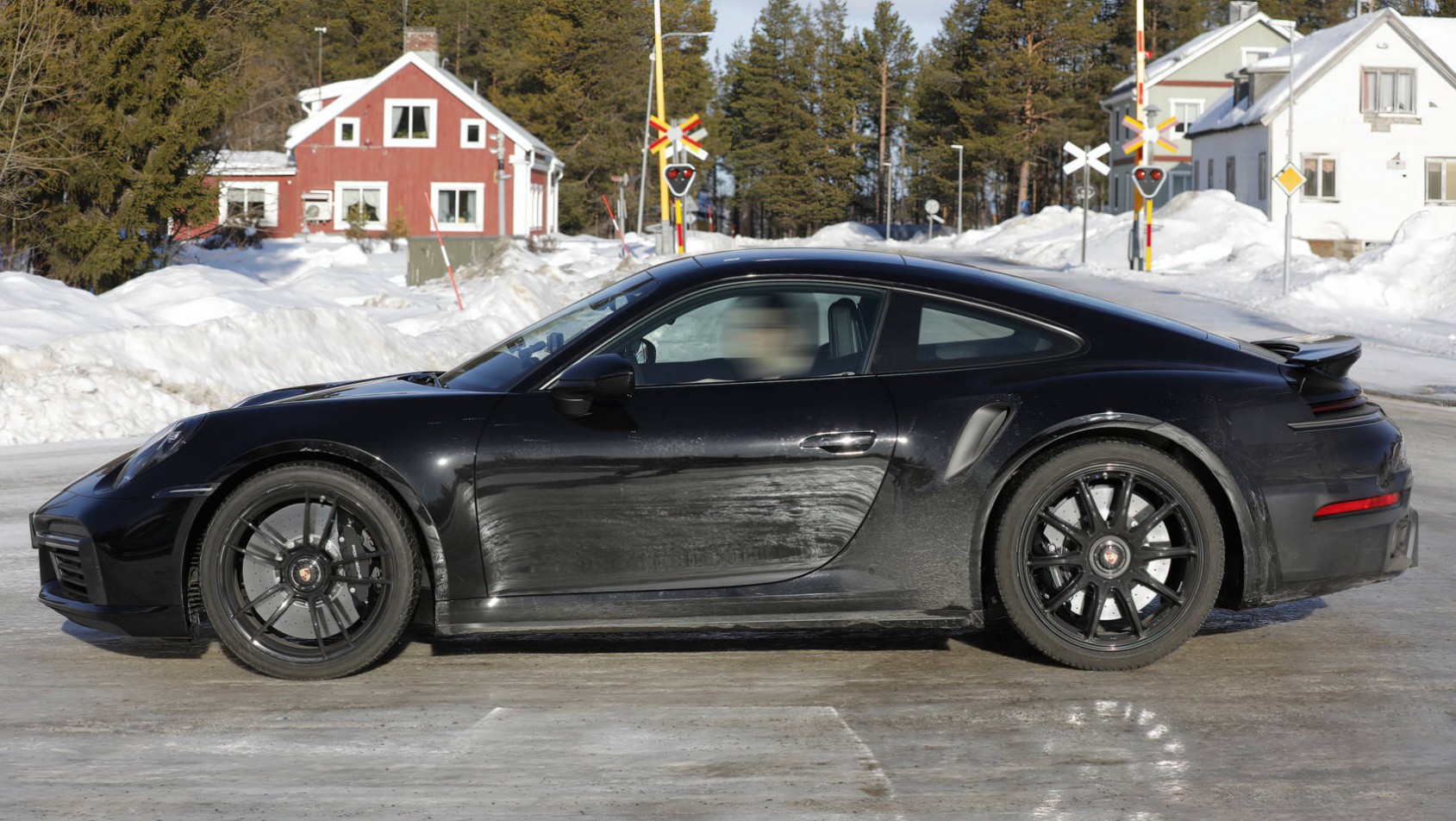 Porsche 911 (992.2) Turbo spyshot sylwetka