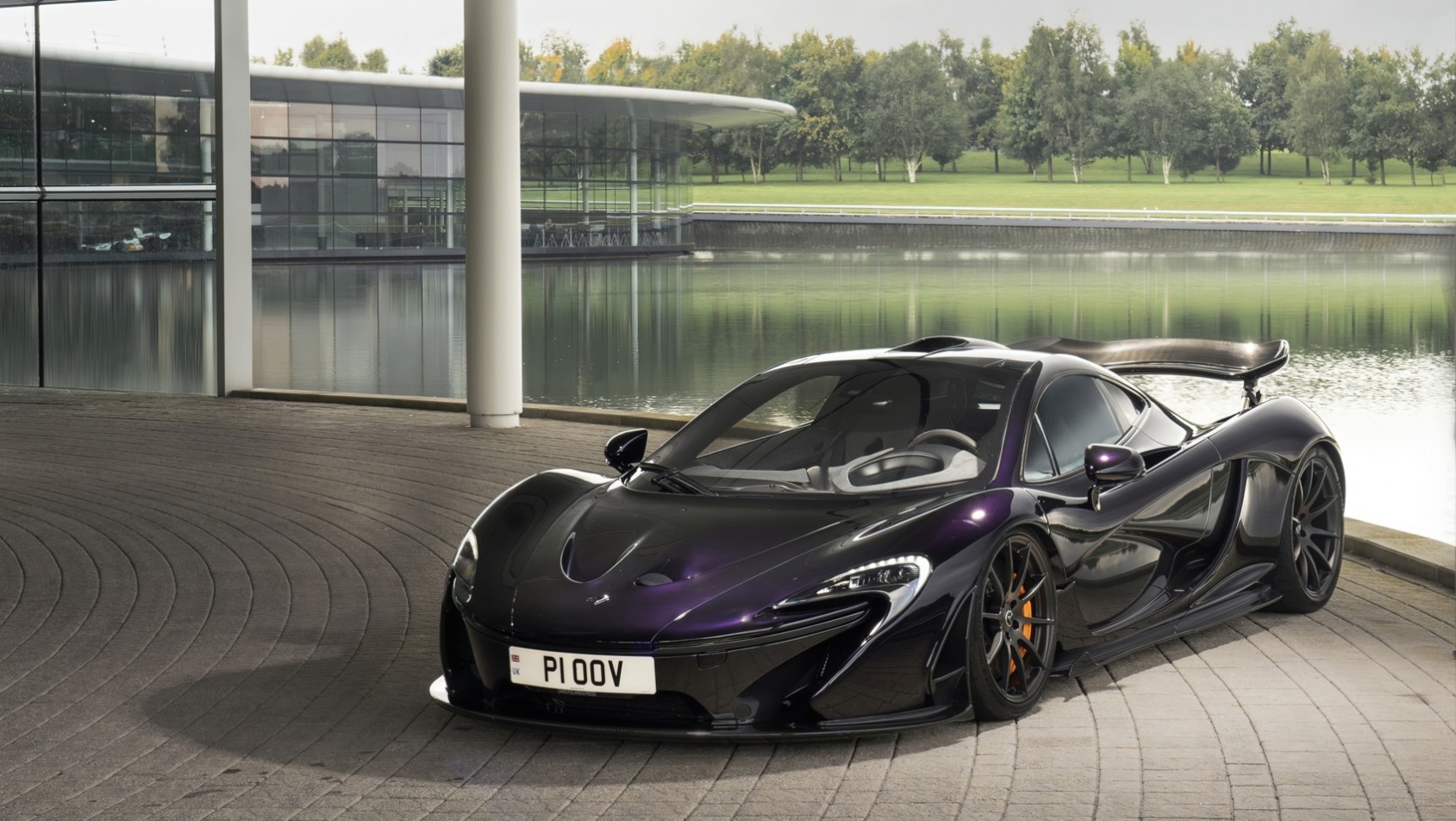 McLaren P1 przed fabryką w Woking