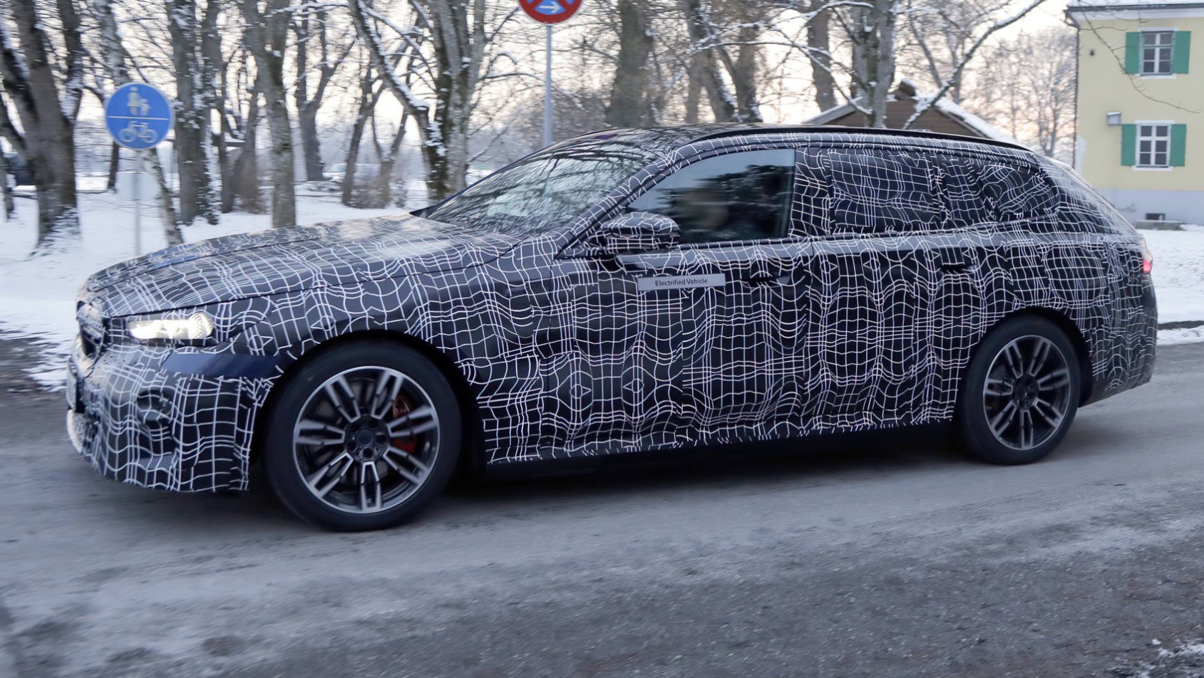 2023 BMW i5 Touring spyshot bok
