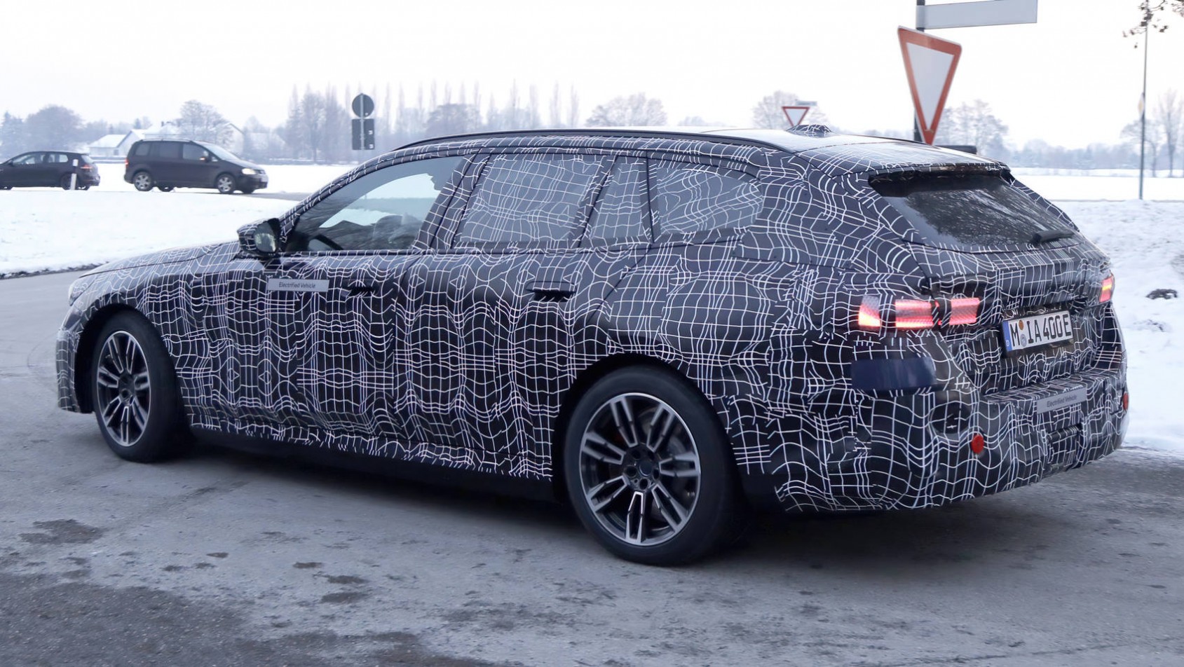 2023 BMW i5 Touring spyshot lewy tył