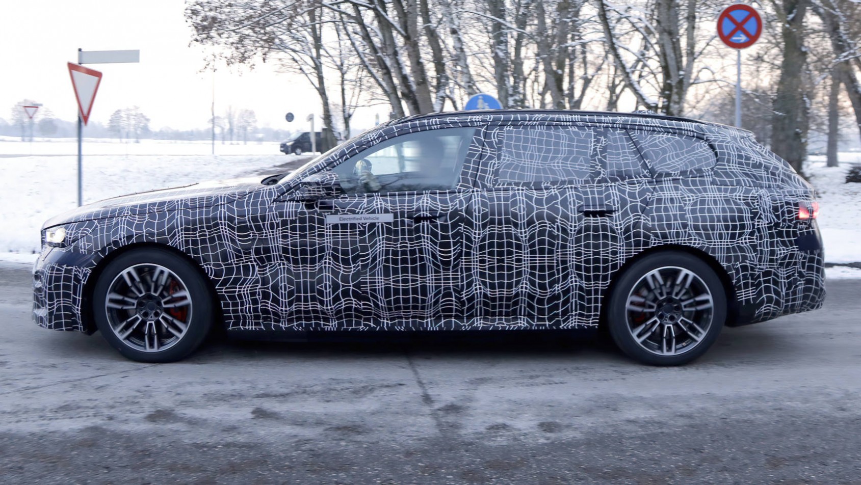 2023 BMW i5 Touring spyshot lewy bok