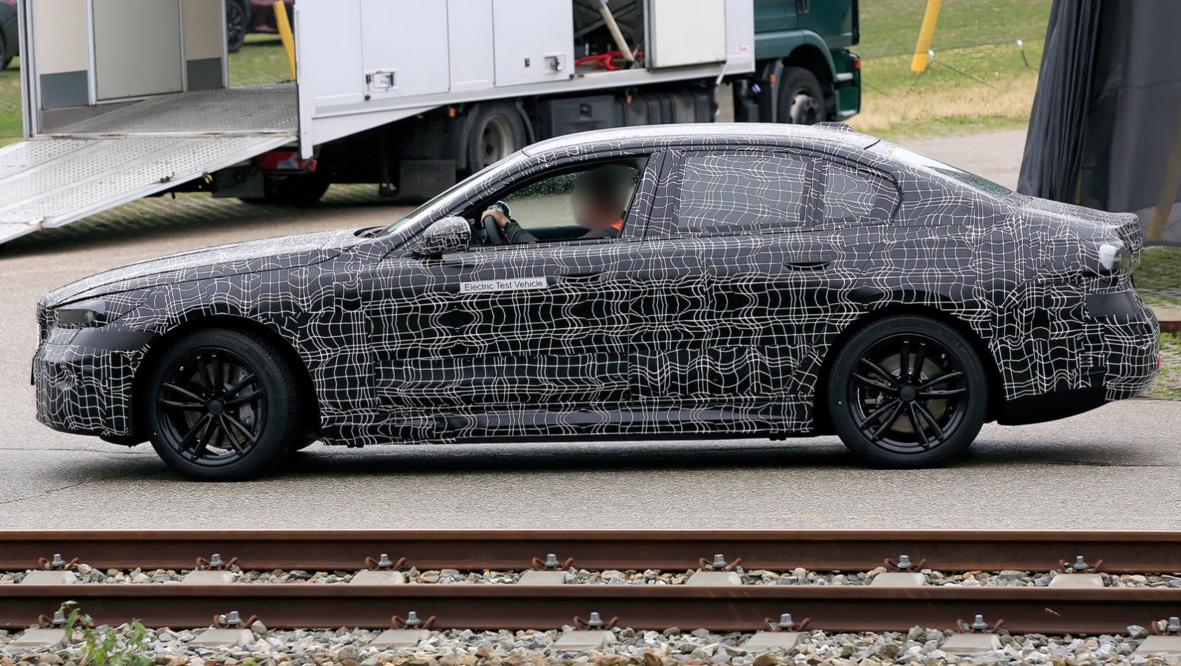 2023 BMW i5 sedan profil
