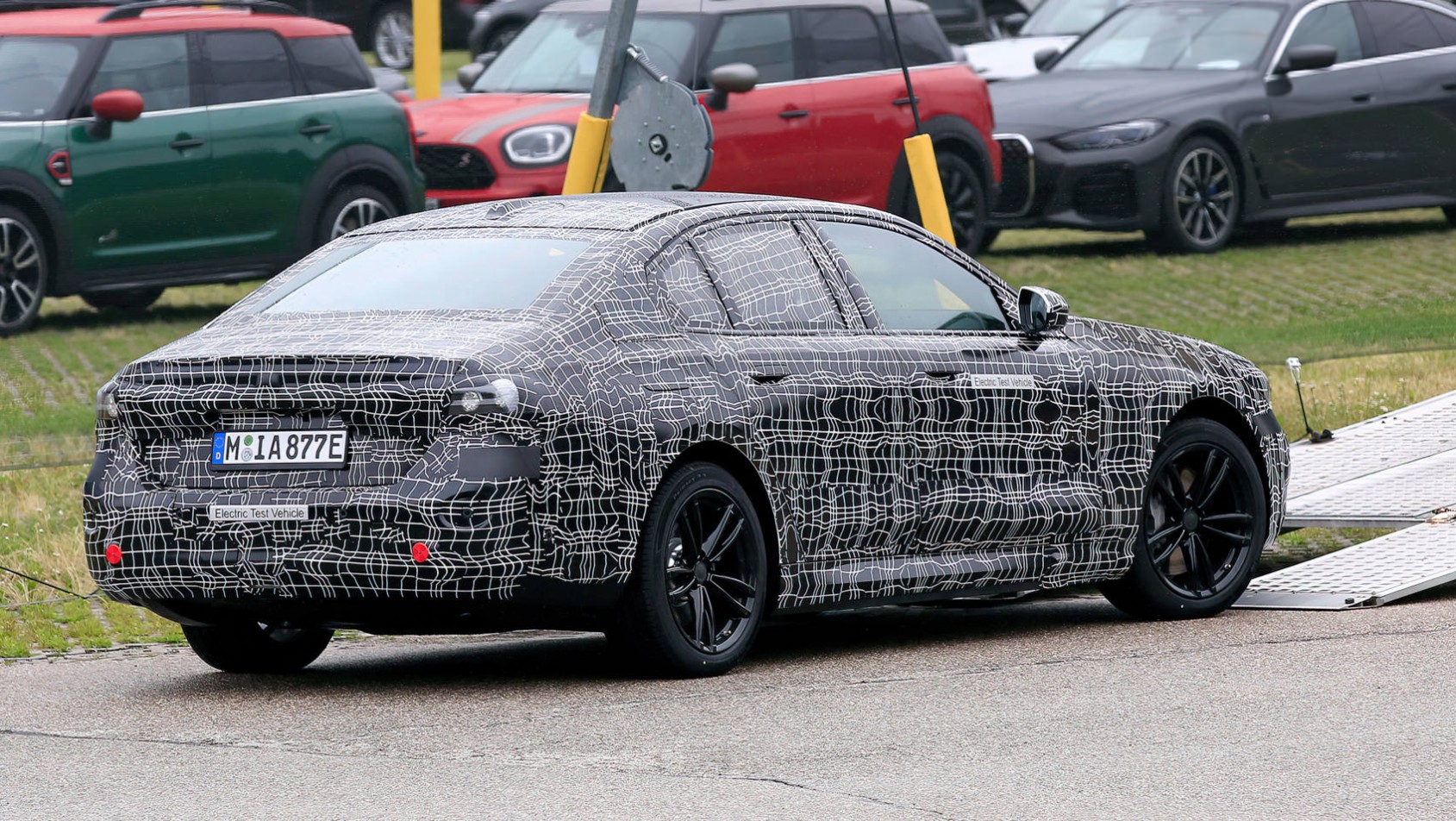 2023 BMW i5 sedan prawy tył