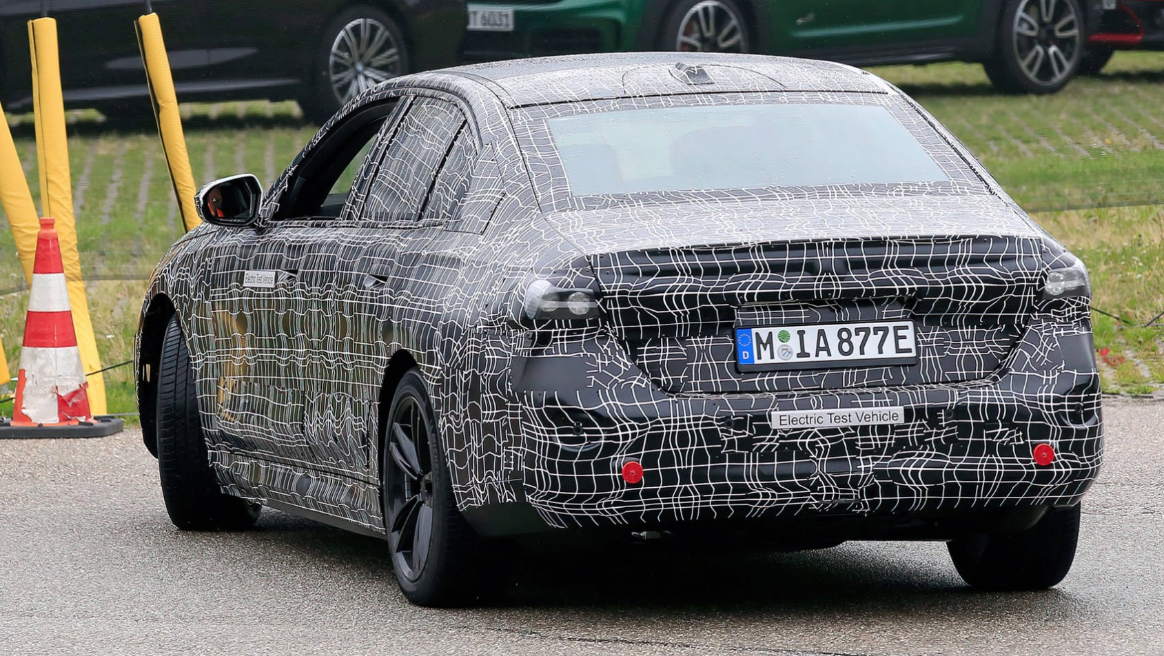 2023 BMW i5 sedan w kamuflażu