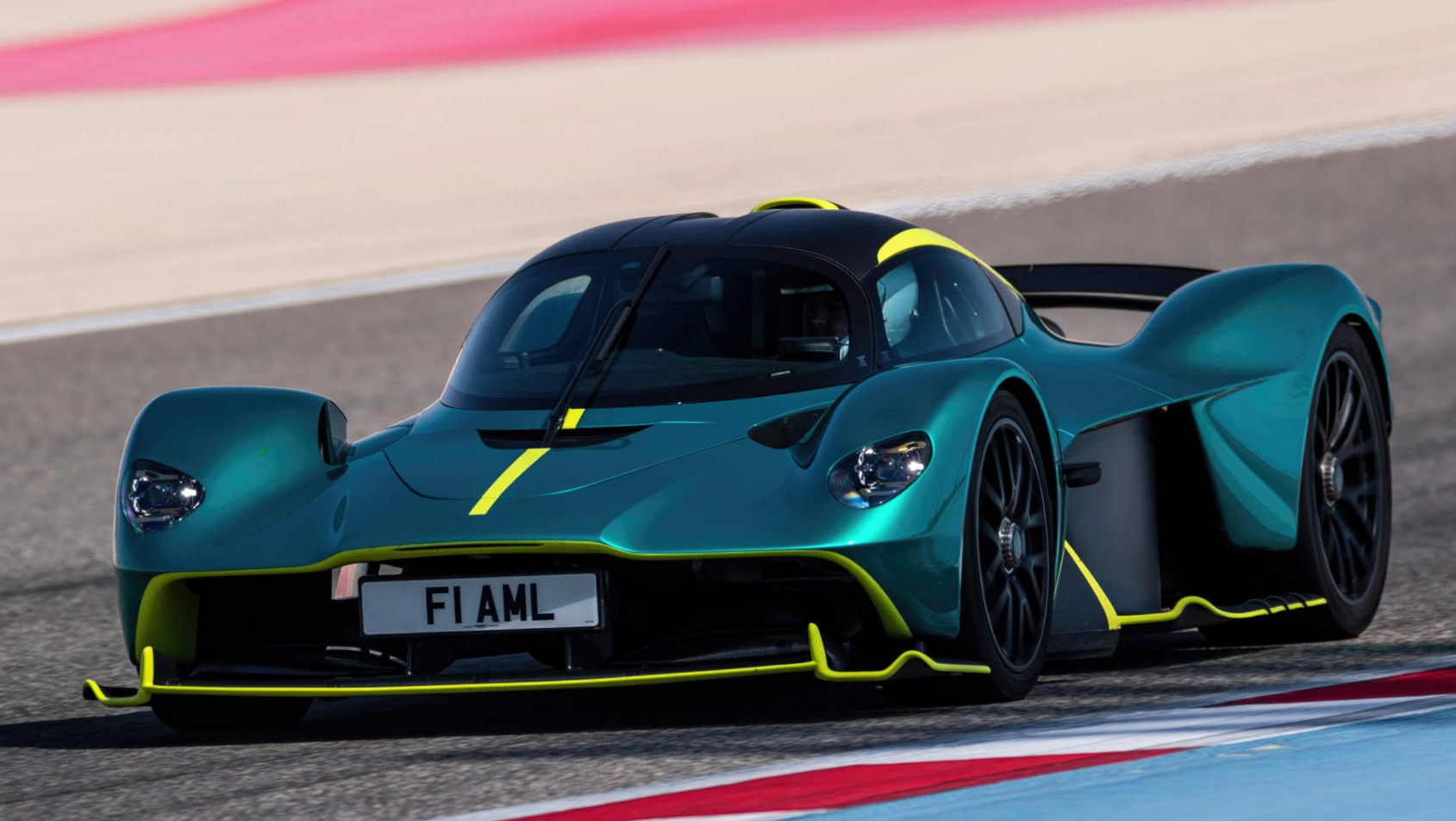 Aston Martin Valkyrie Aston Martin Valkyrie - zbliżenie na front auta