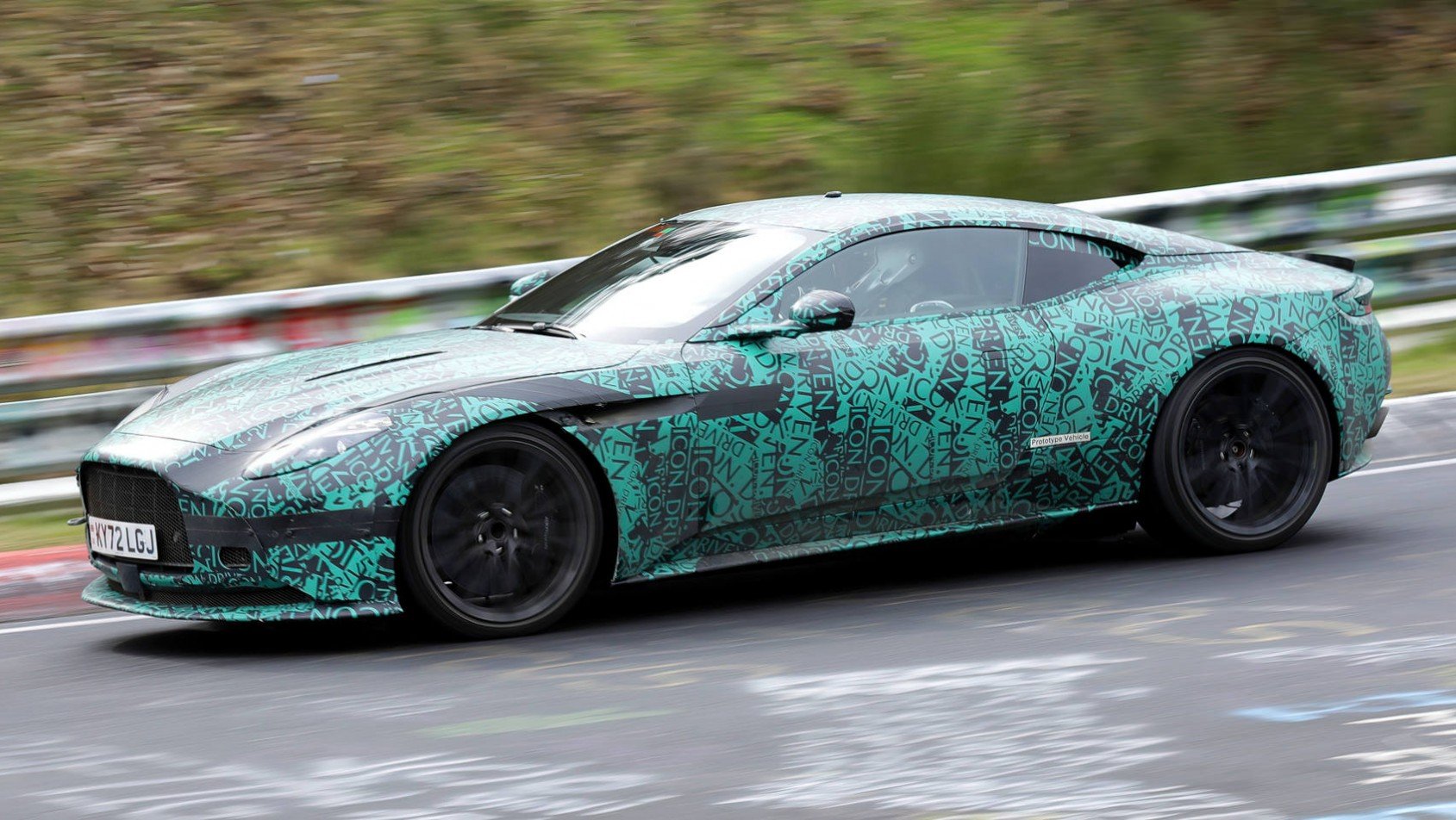 Aston Martin DB12 Aston Martin DB12 na Nurburgringu bok