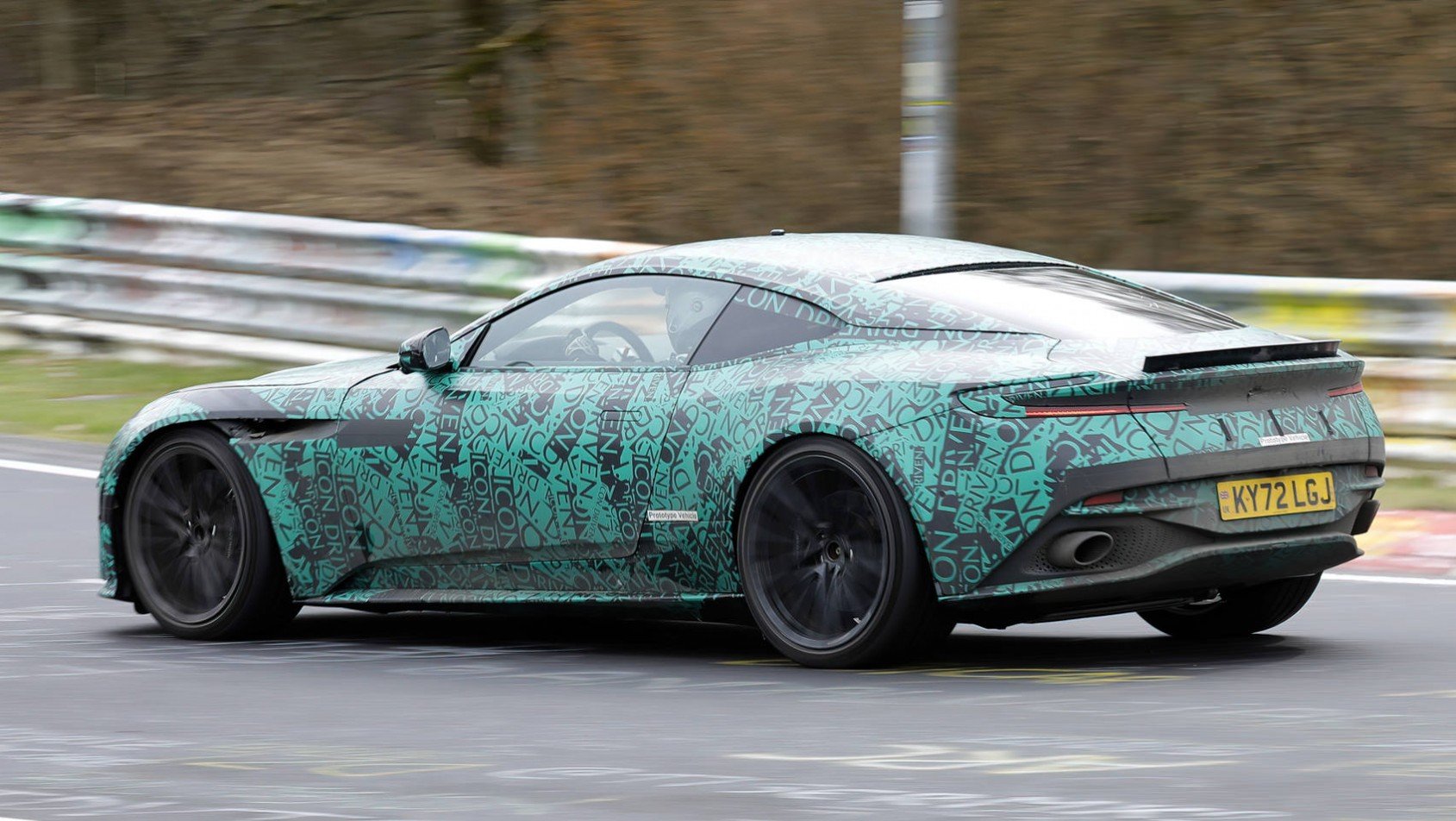 Aston Martin DB12 Aston Martin DB12 na Nurburgringu bok
