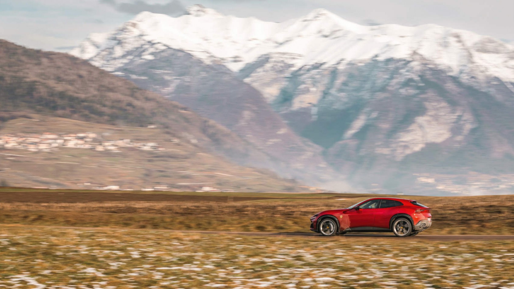 Ferrari Purosangue Ferrari Purosangue w górach