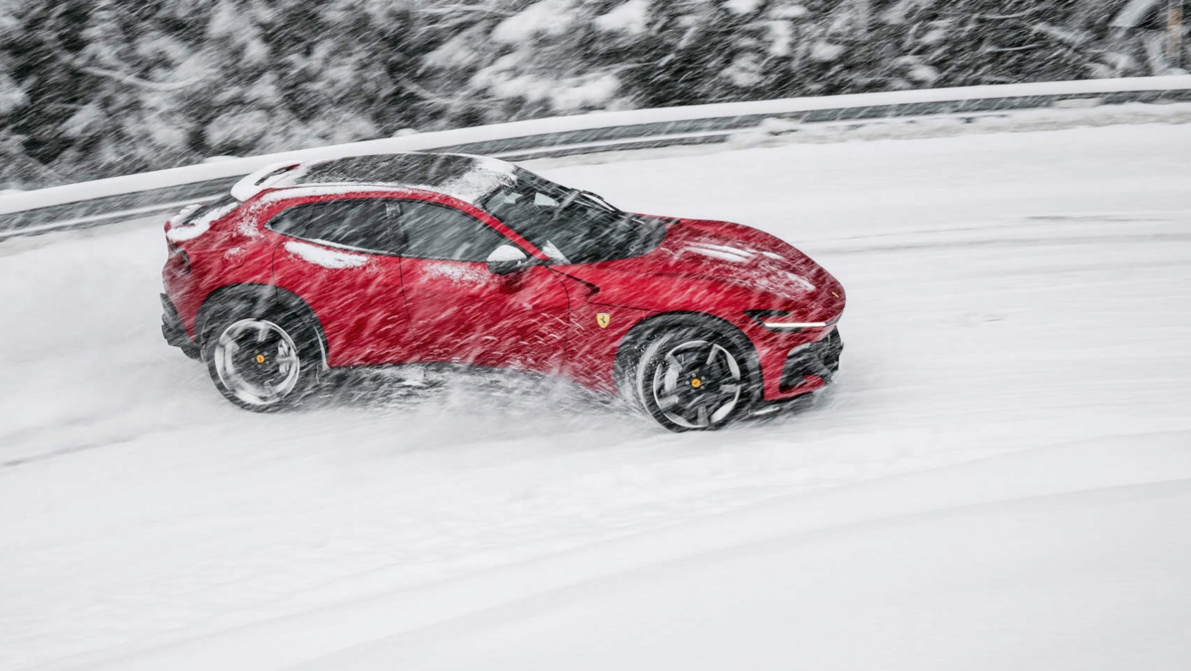 Ferrari Purosangue Ferrari Purosangue w poślizgu