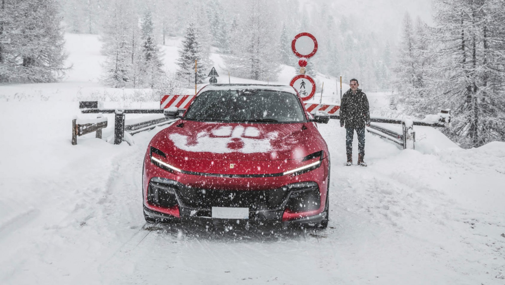 Ferrari Purosangue Ferrari Purosangue - test na śniegu