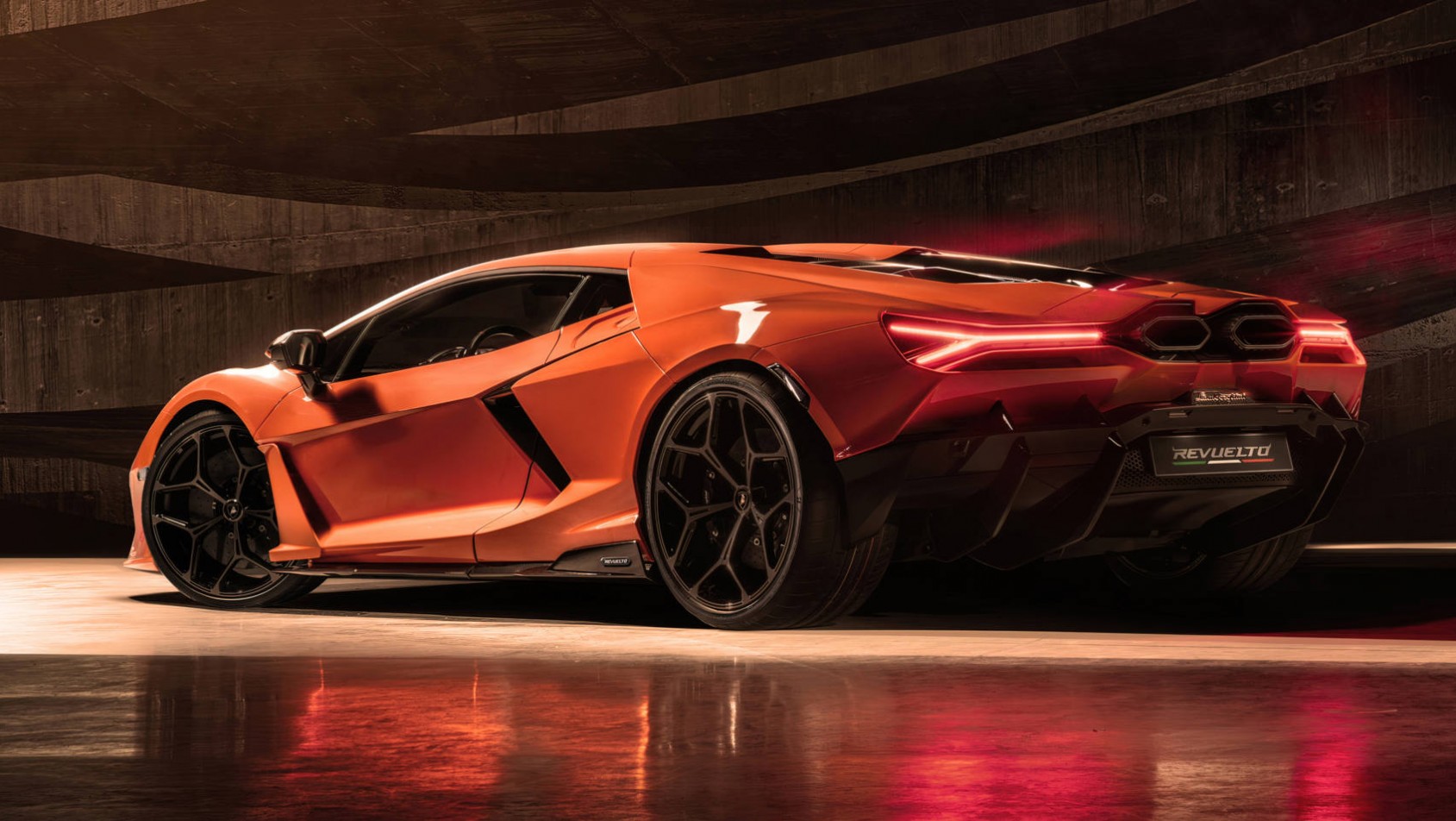 Lamborghini Revuelto sylwetka tył