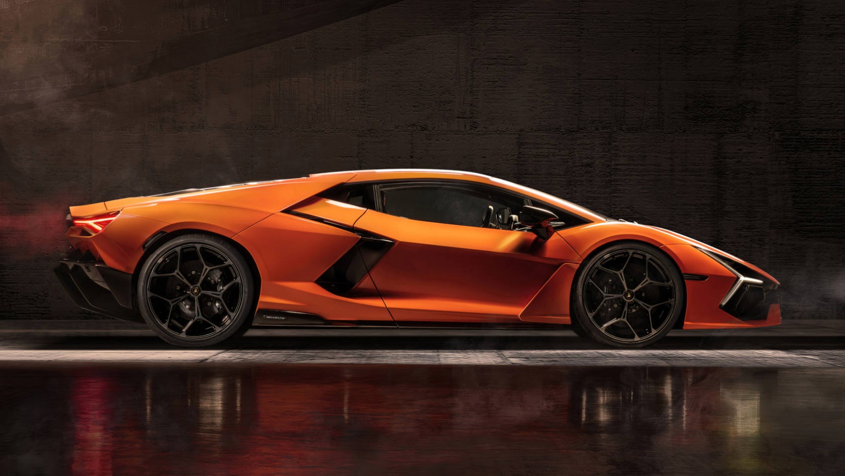 Lamborghini Revuelto profil