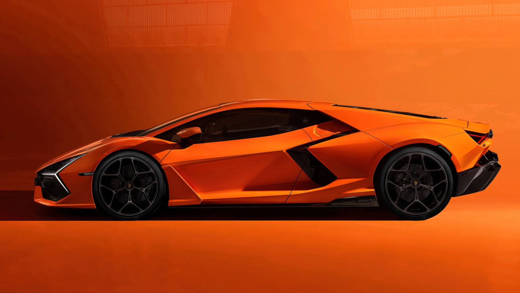 Lamborghini Revuelto profil lewy