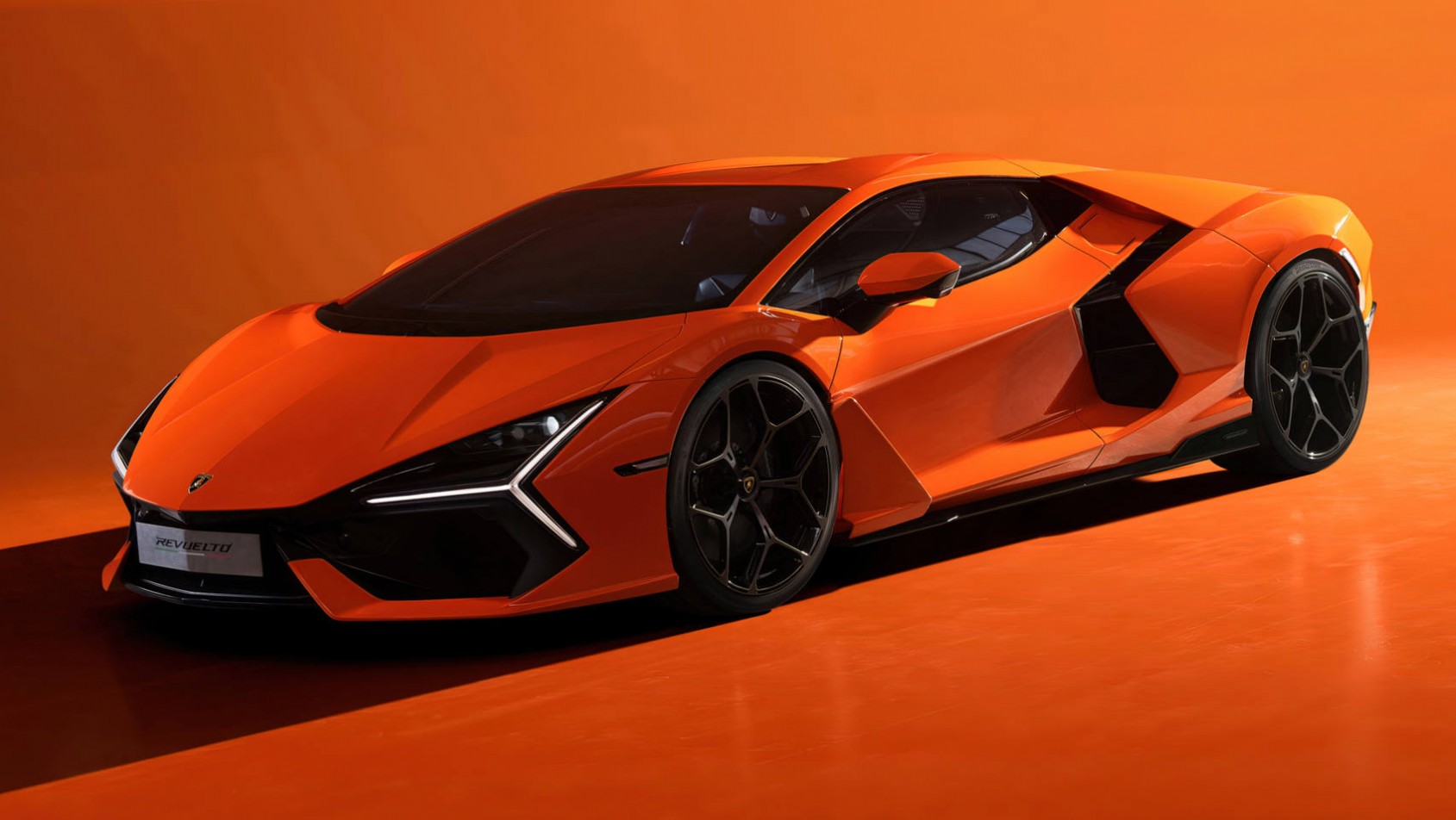 Lamborghini Revuelto sylwetka statycznie