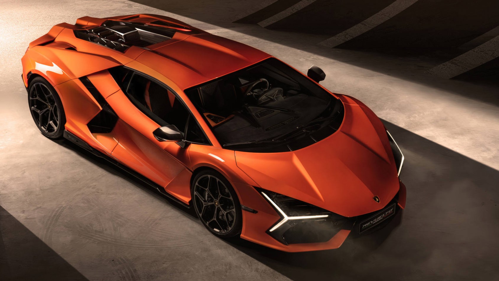 Lamborghini Revuelto sylwetka z góry