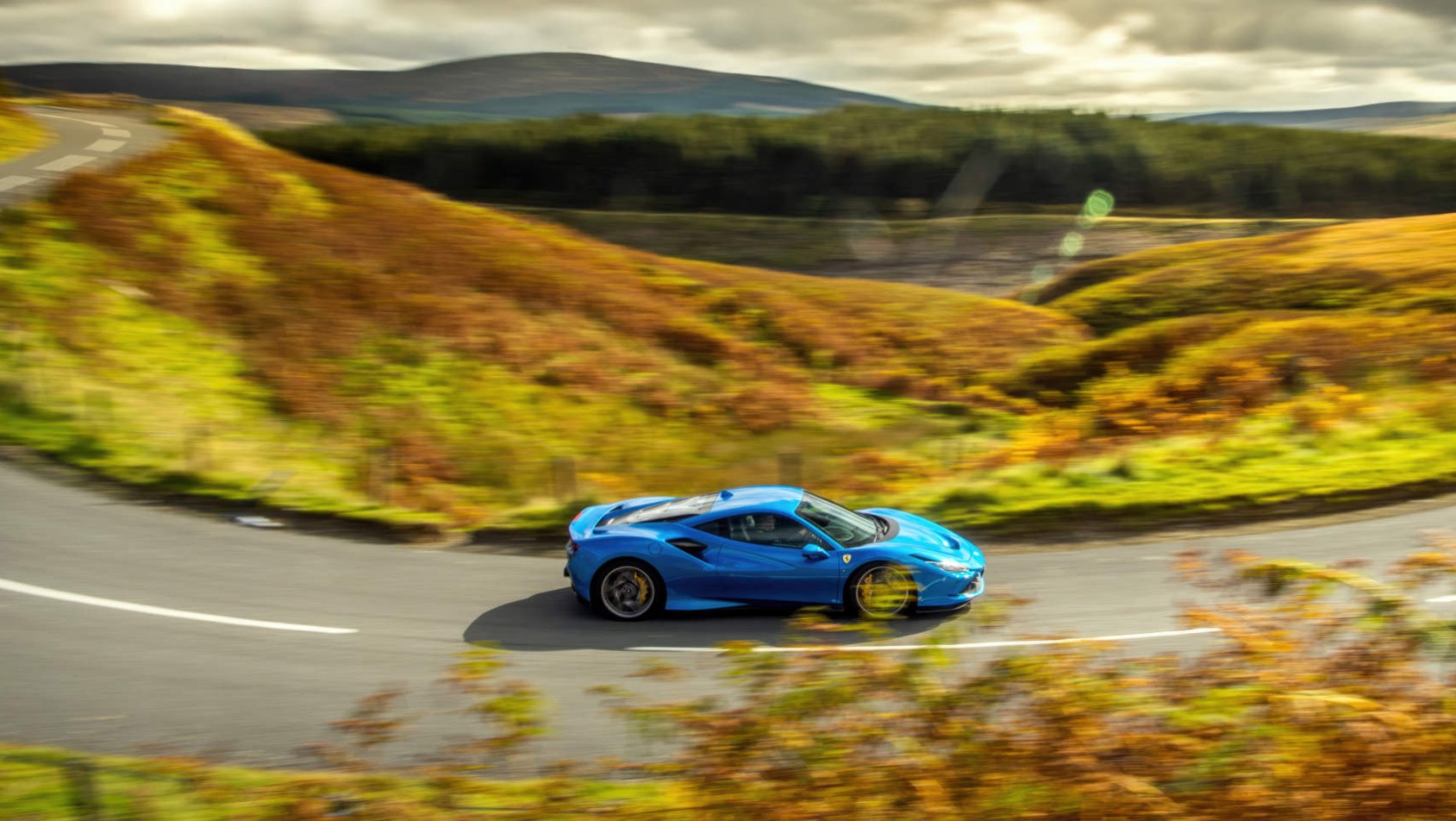 Ferrari F8 Tributo na tle krajobrazu