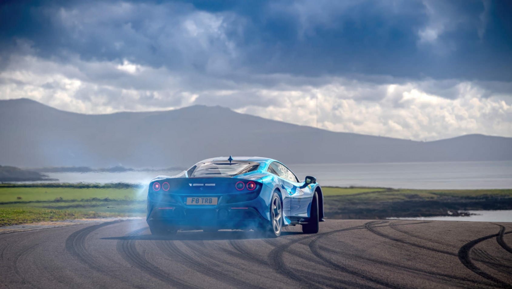 Ferrari F8 Tributo - podczas driftu