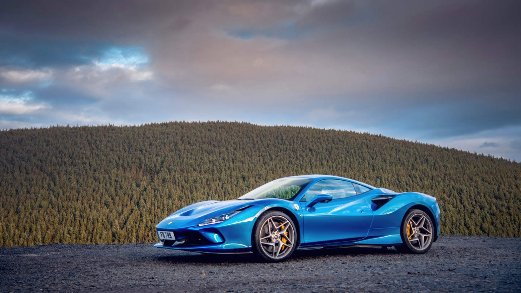 Ferrari F8 Tributo na tle góry