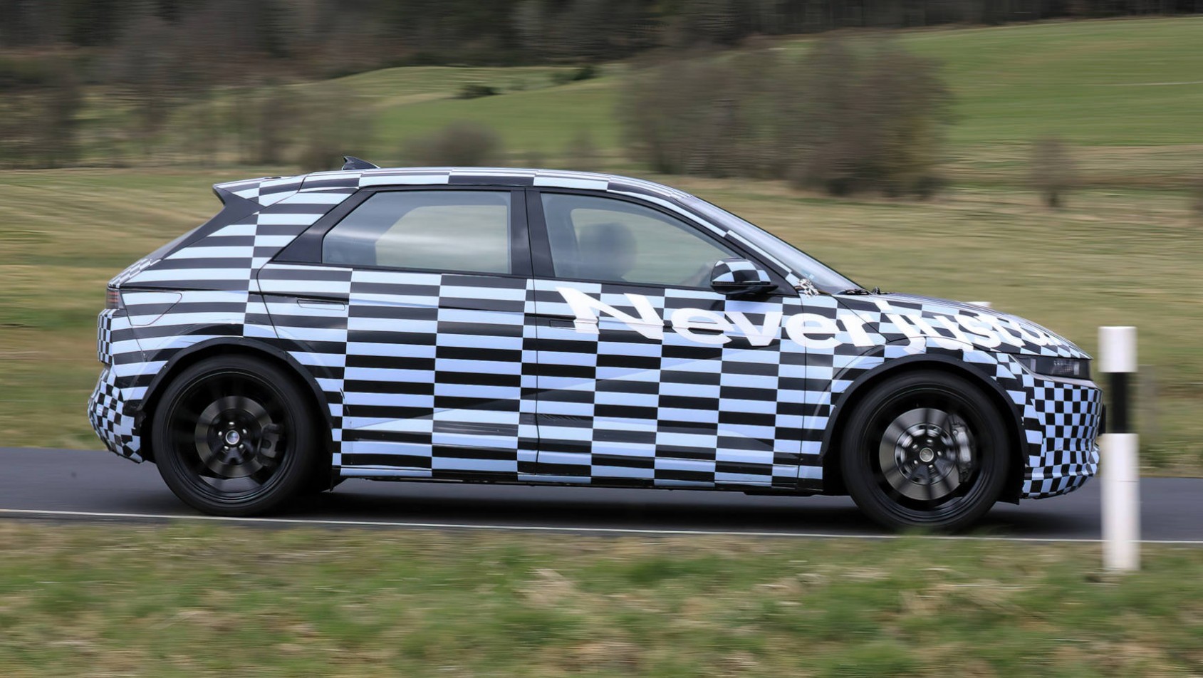 Hyundai Ioniq 5 Hyundai Ioniq 5 N spyshot prawy profil
