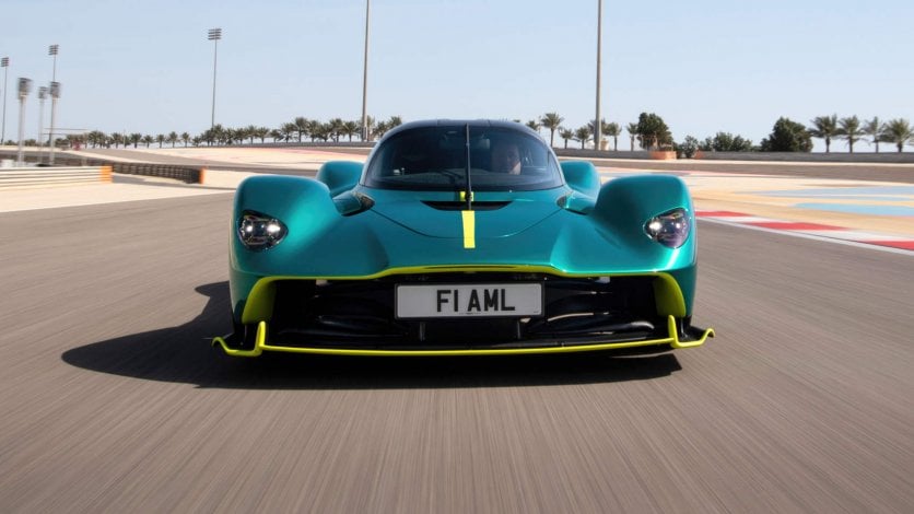 Aston Martin Valkyrie - front auta