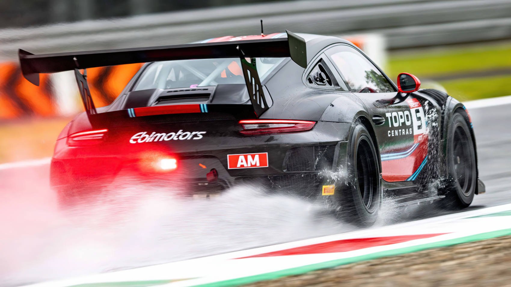 Porsche 911 GT2 RS Clubsport Evo tył w deszczu