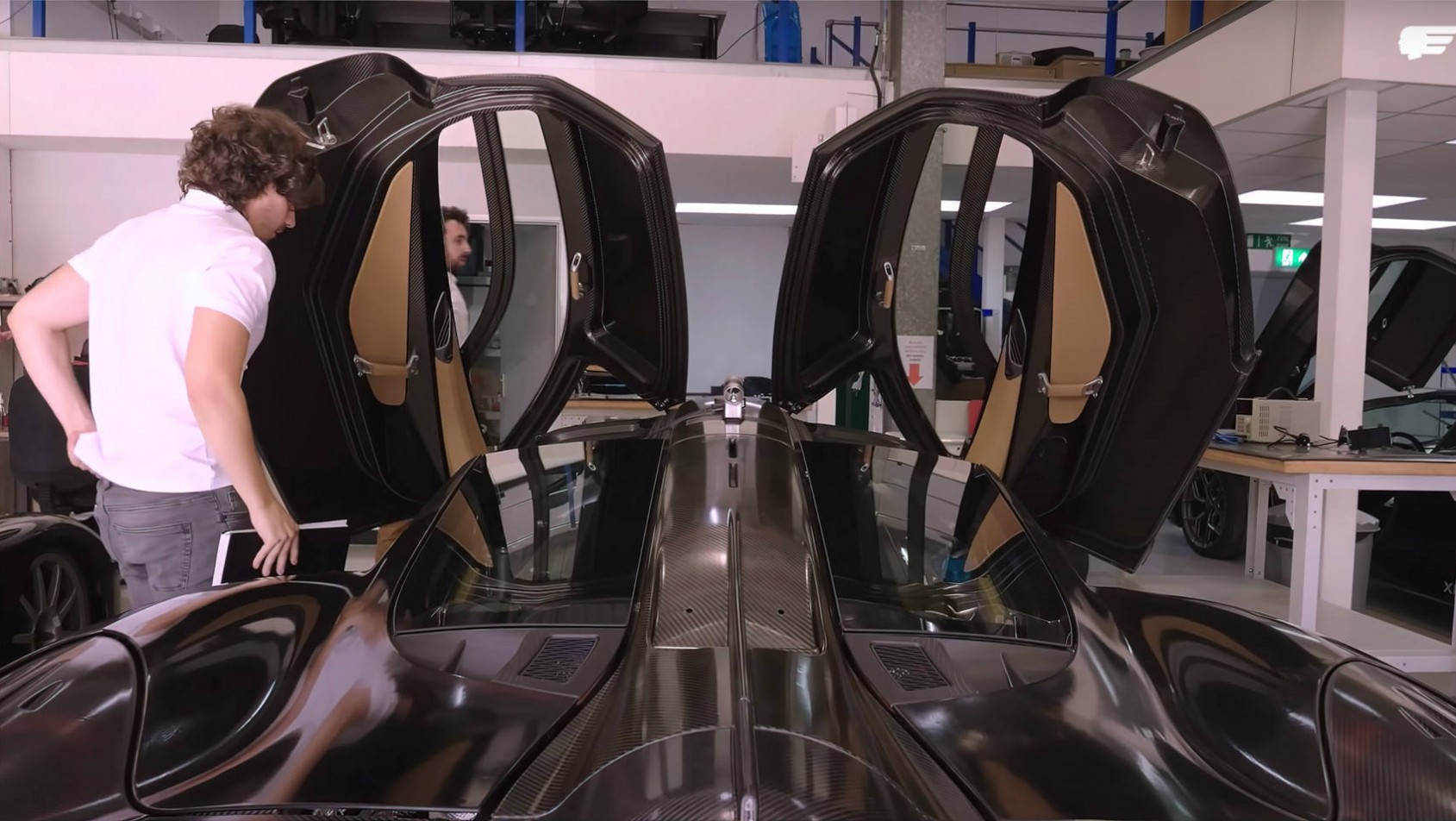 GMA T.50 z otwartymi do góry drzwiami