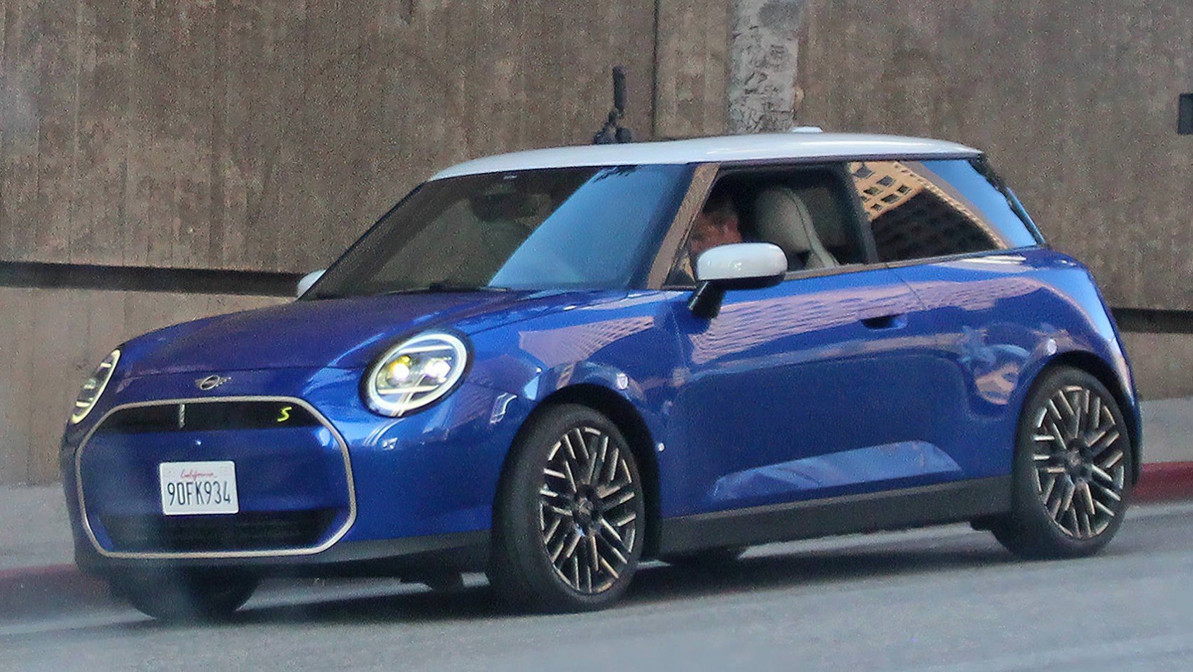 Mini Cooper SE spyshot