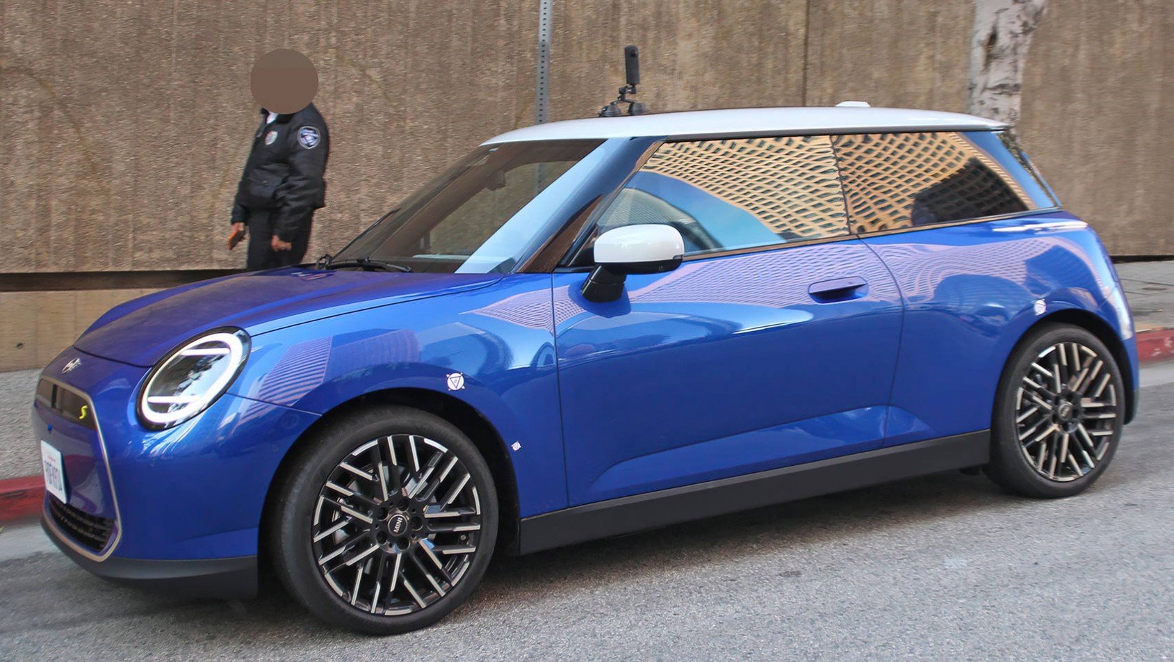 Mini Cooper SE lewy profil