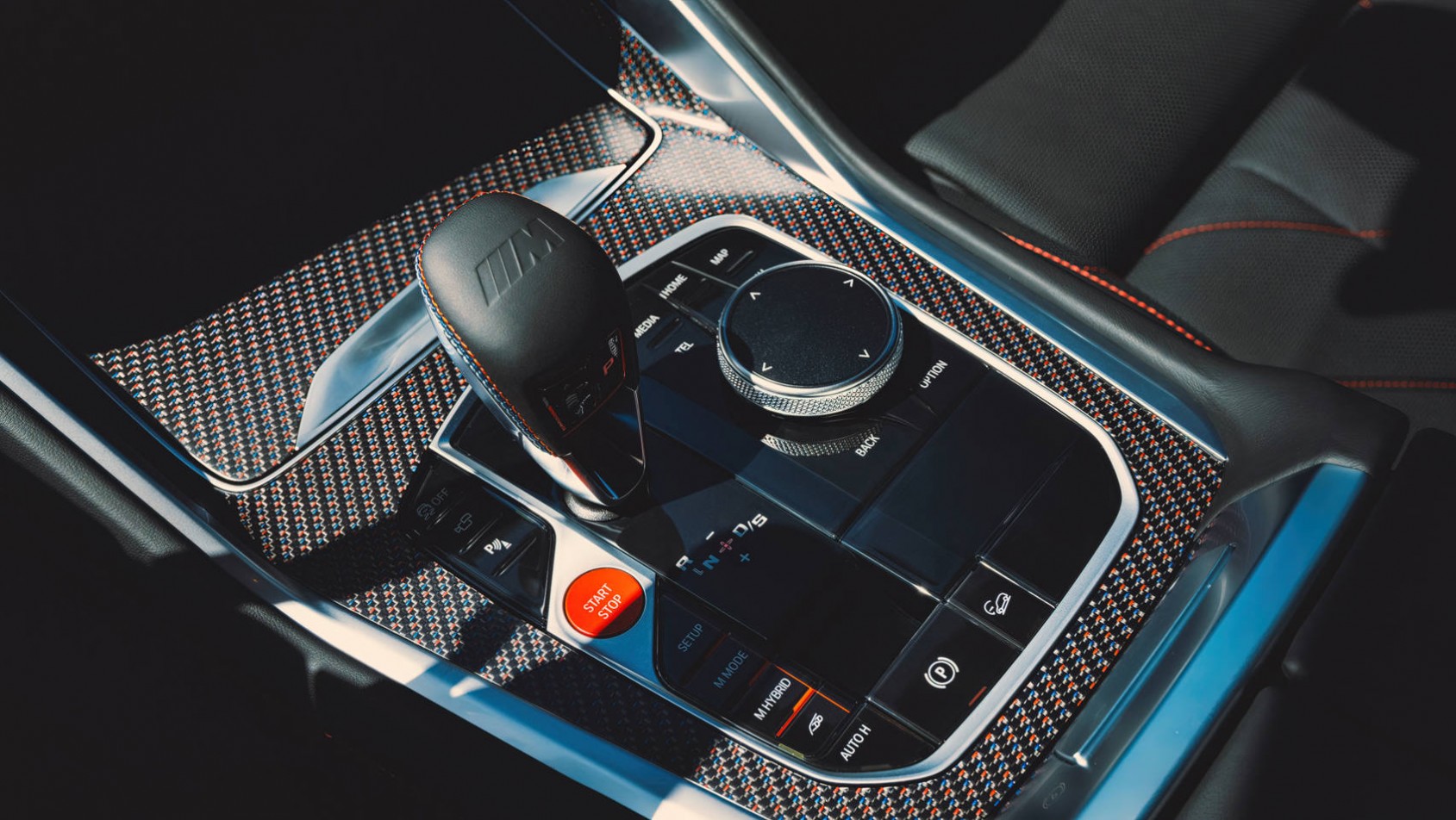 BMW XM Label Red konsola