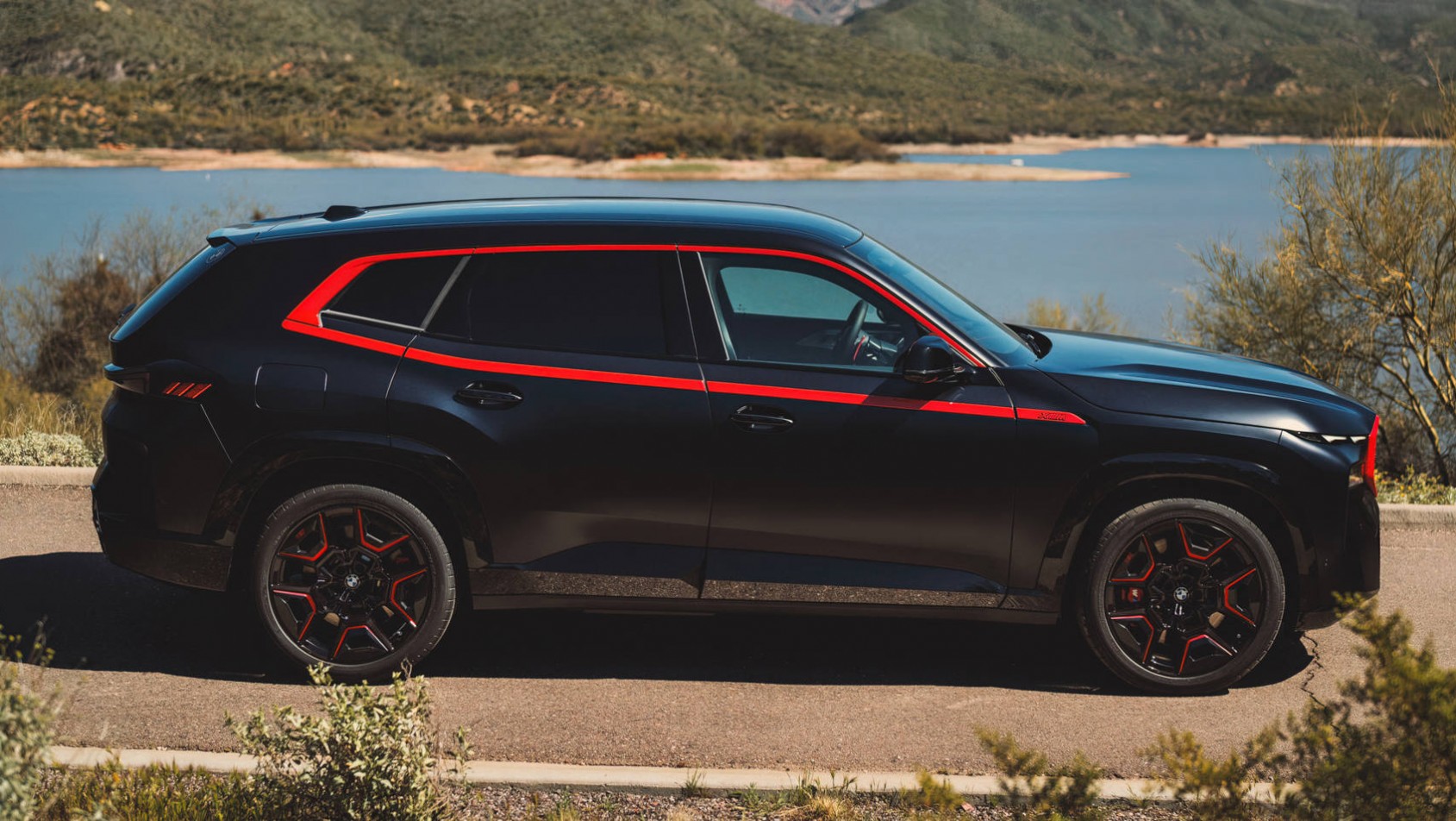 BMW XM Label Red profil boczny