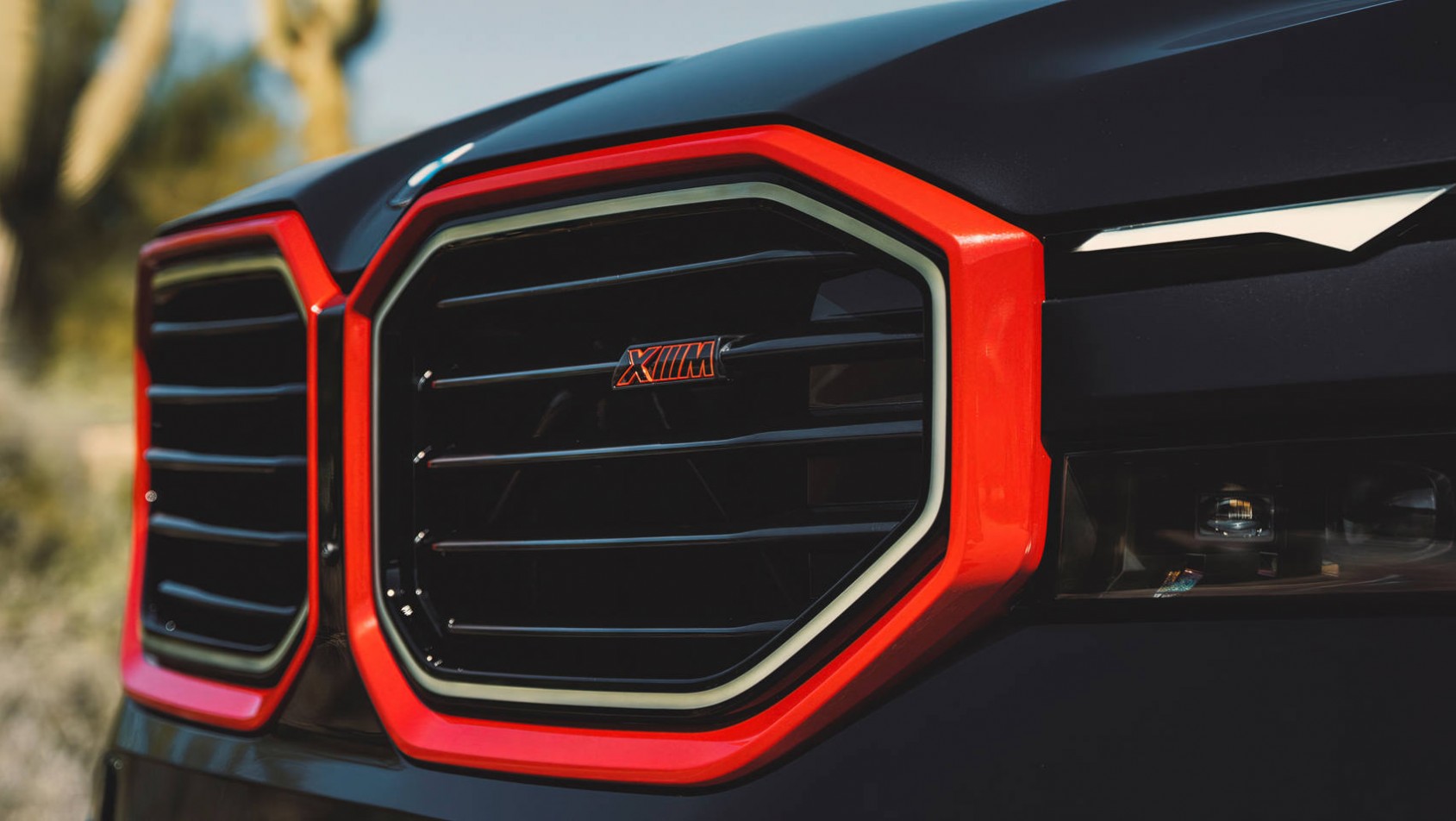 BMW XM Label Red grill przedni