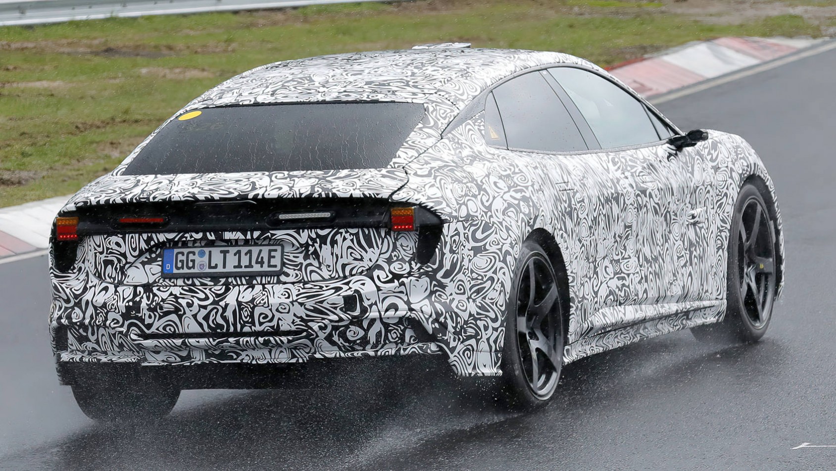 Lotus Emeya spyshot Nurbugring tył dynamicznie