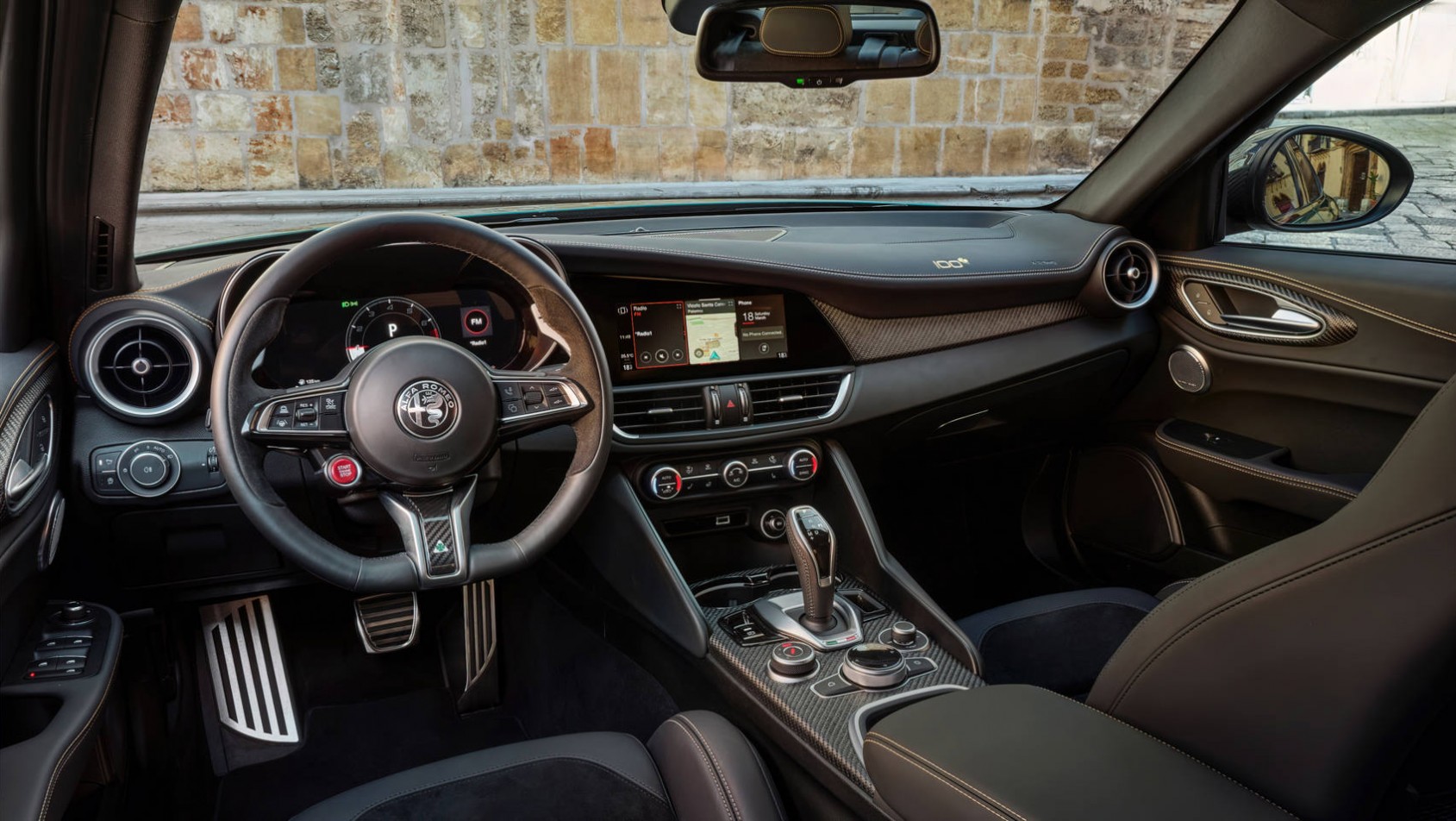 Alfa Romeo Giulia Q 100th Anniversario kokpit