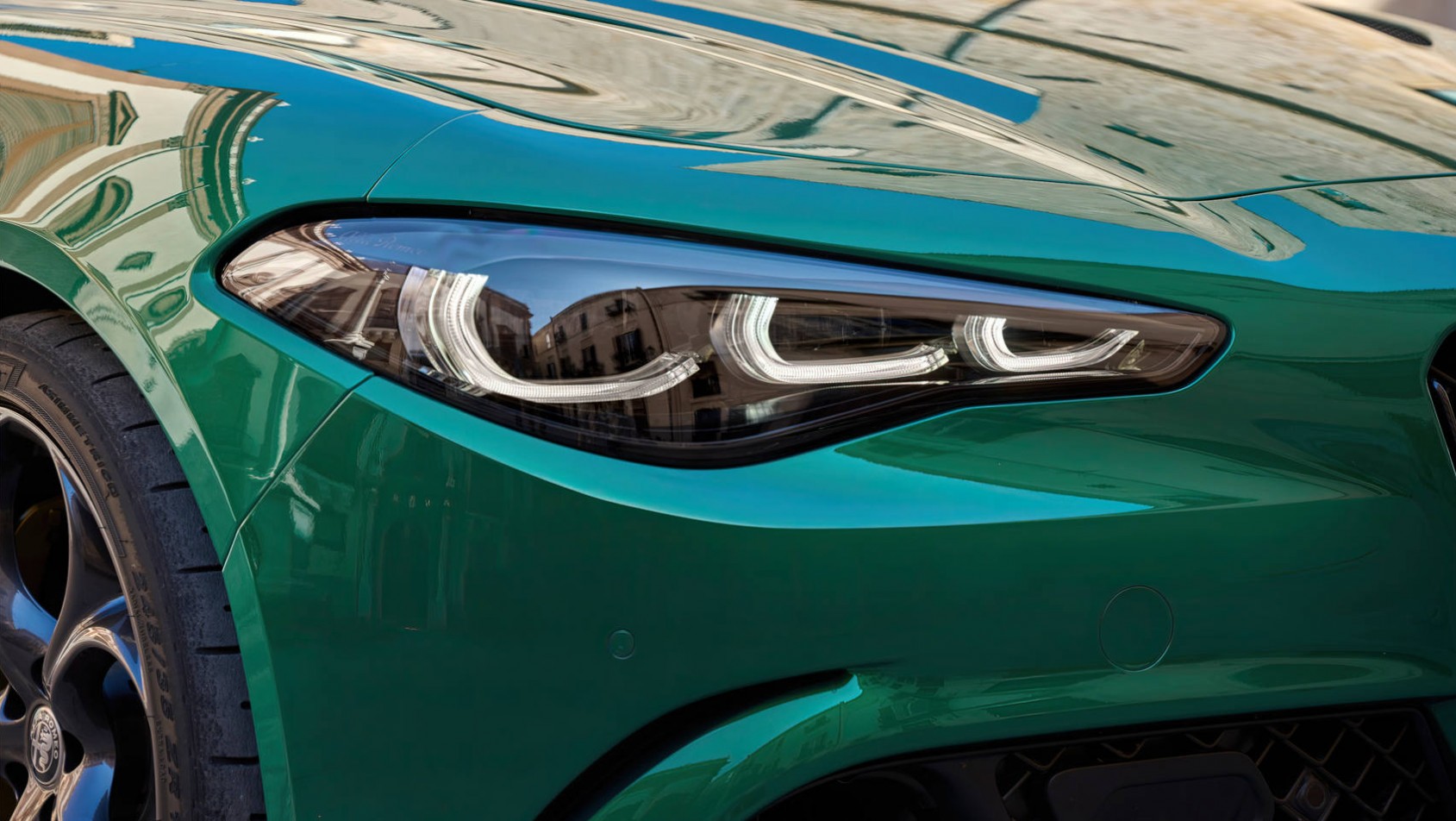 Alfa Romeo Giulia Q 100th Anniversario reflektor