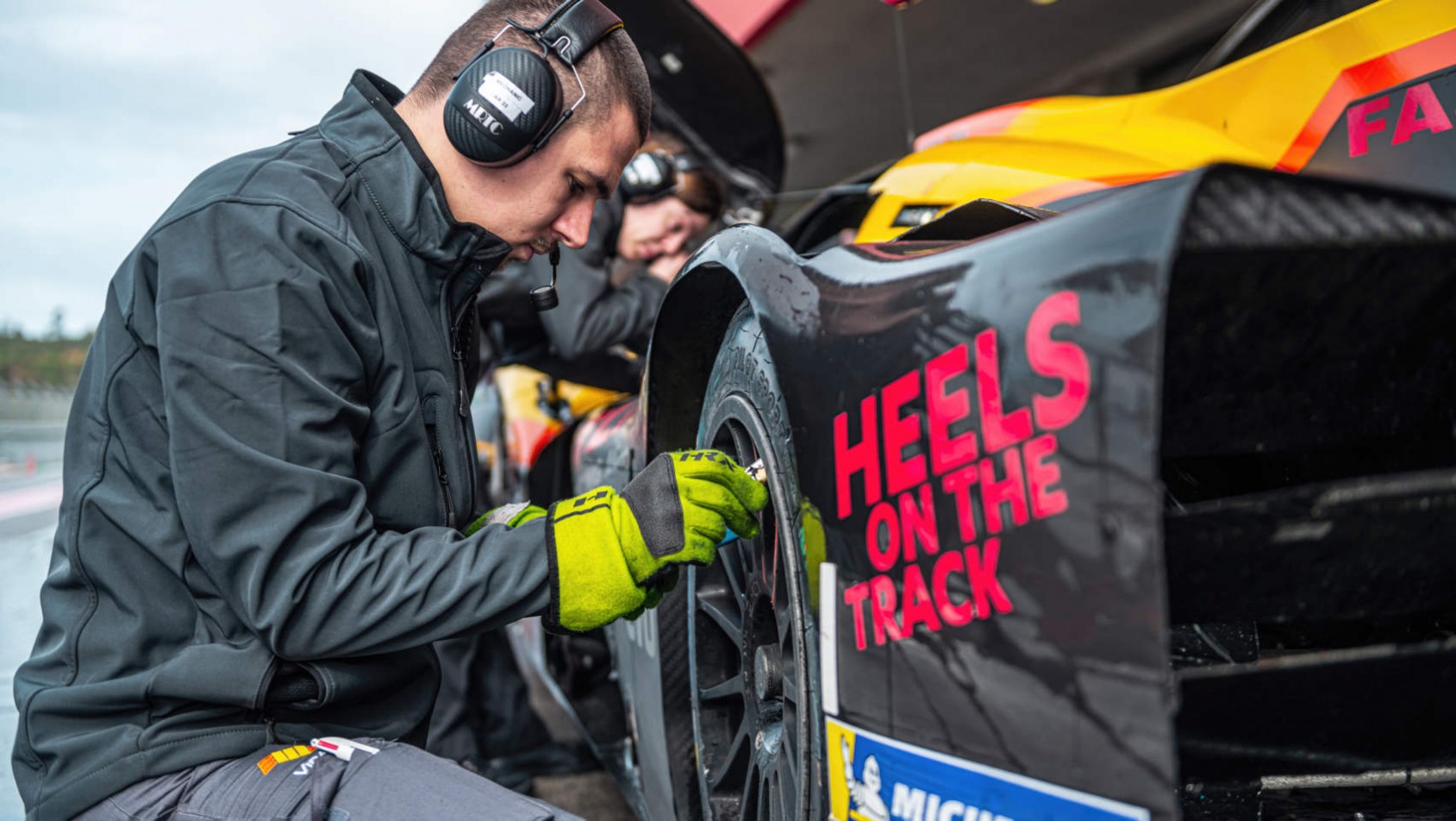 Ligier JS P320 - sprawdzanie ciśnienia w oponach