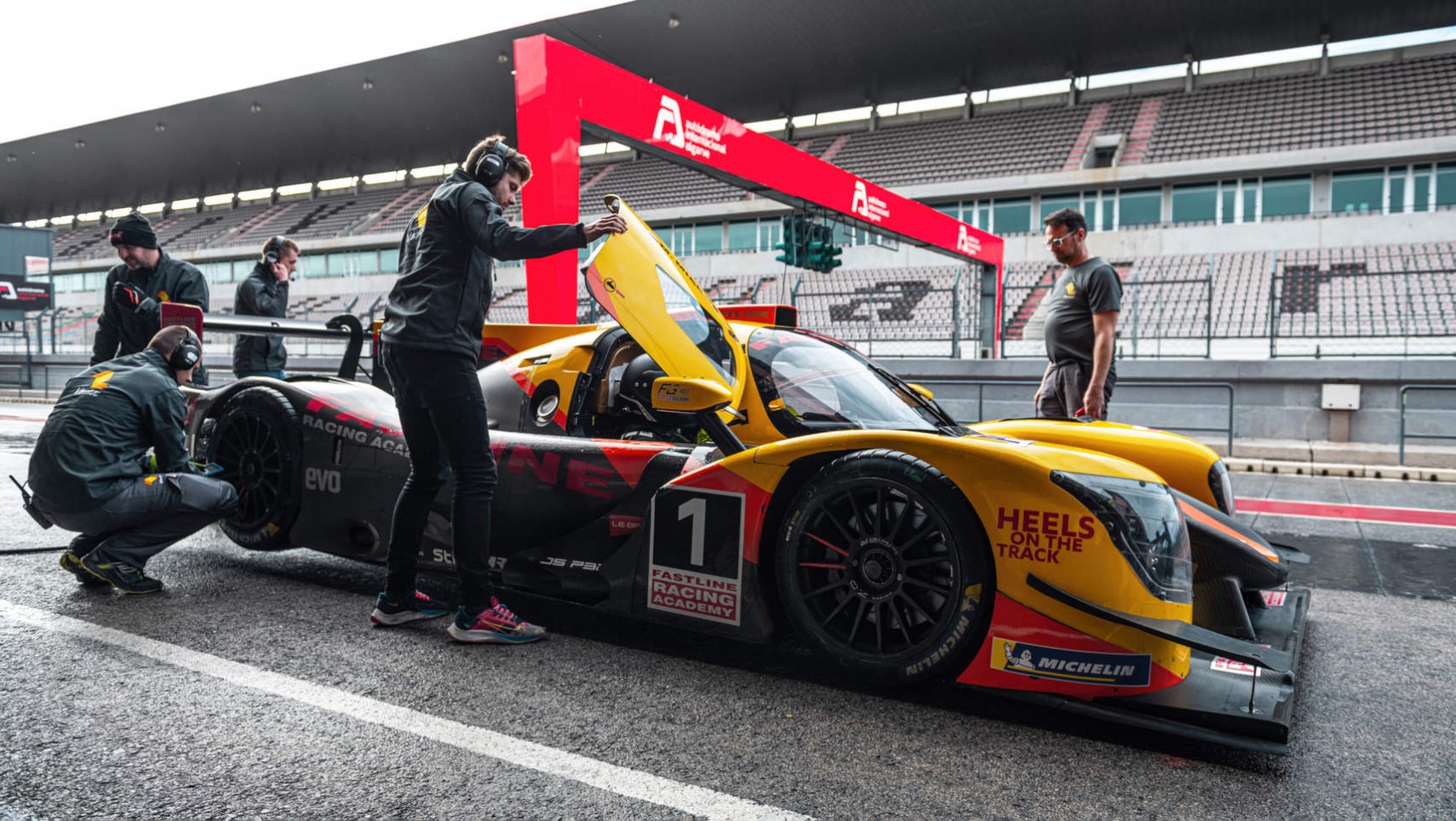 Ligier JS P320 - pit lane