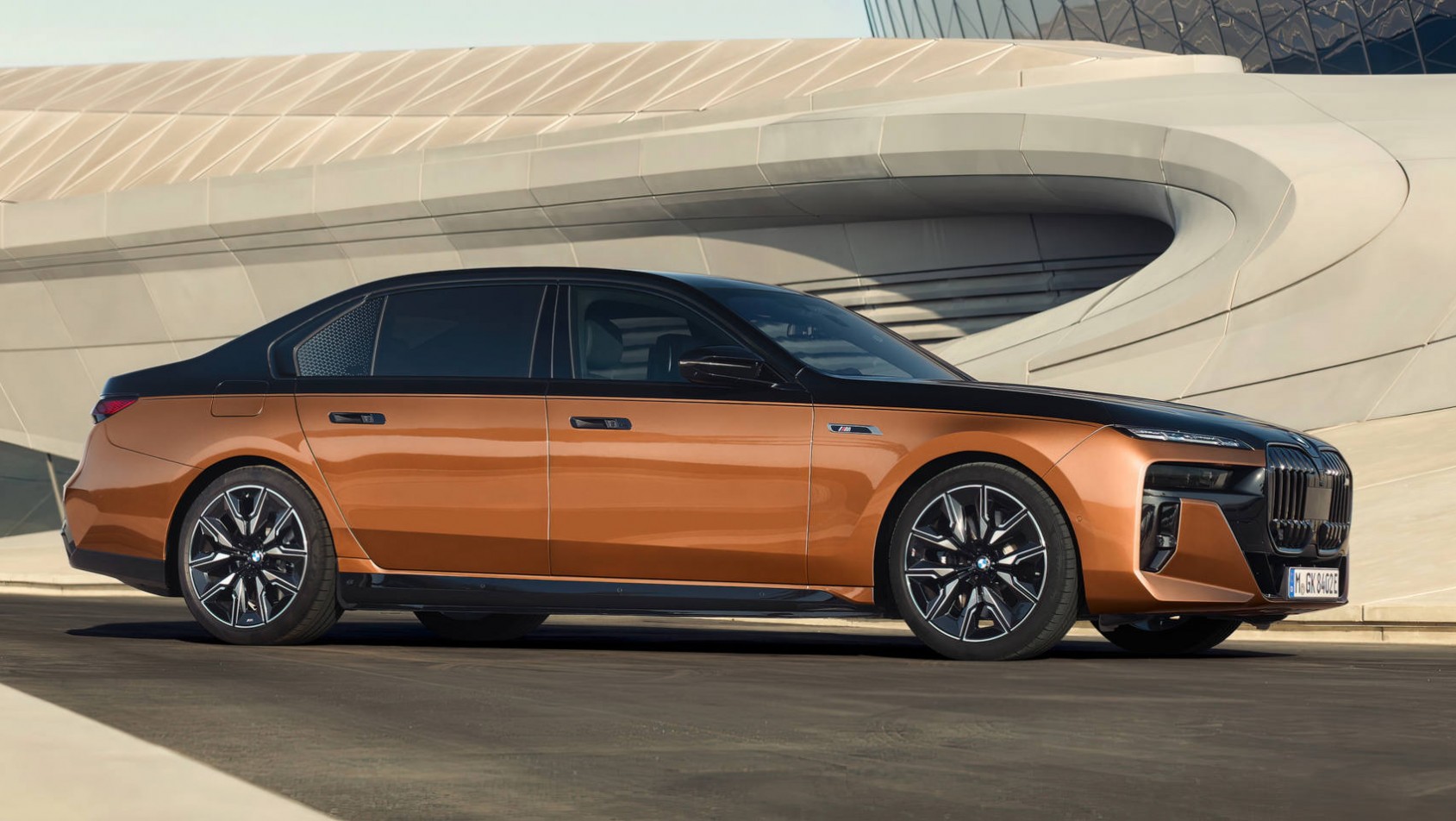 BMW i7 M70 sylwetka bok