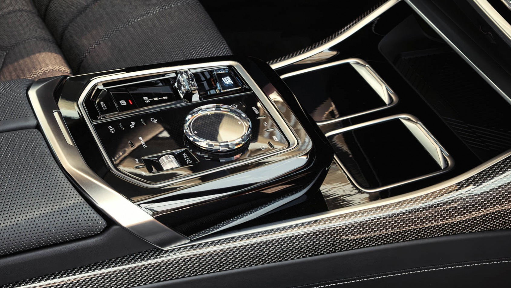 BMW i7 M70 konsola środkowa