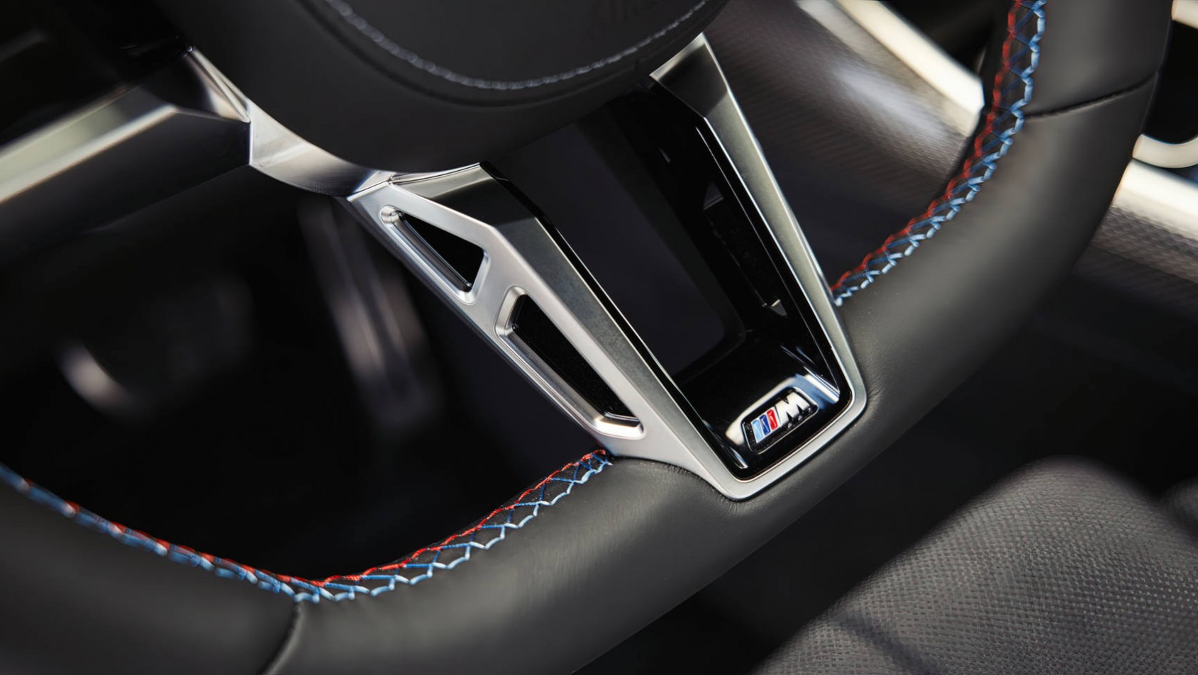 BMW i7 M70 emblemat M