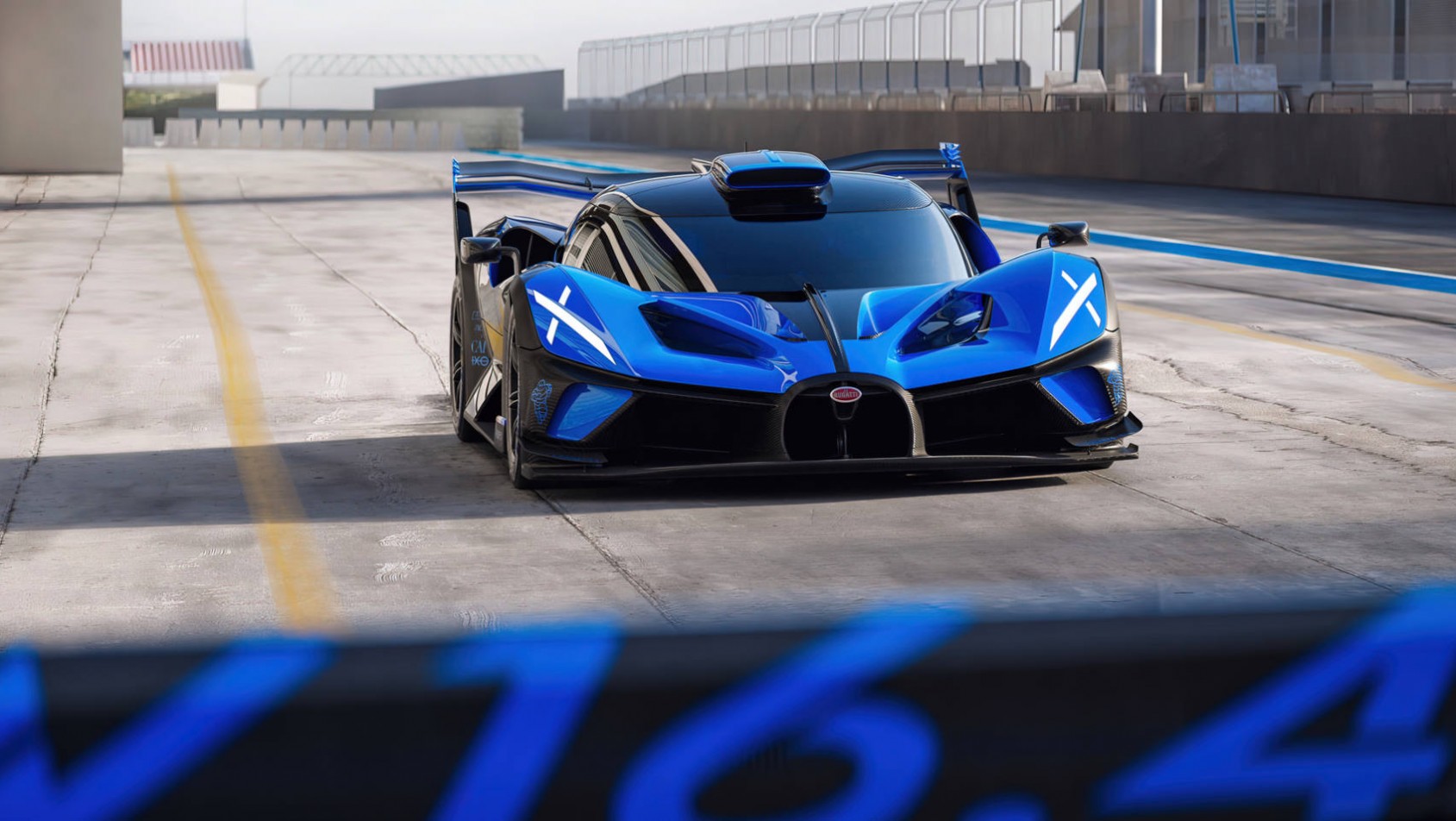 Bugatti Bolide Bugatti Bolide w alei serwisowej przód
