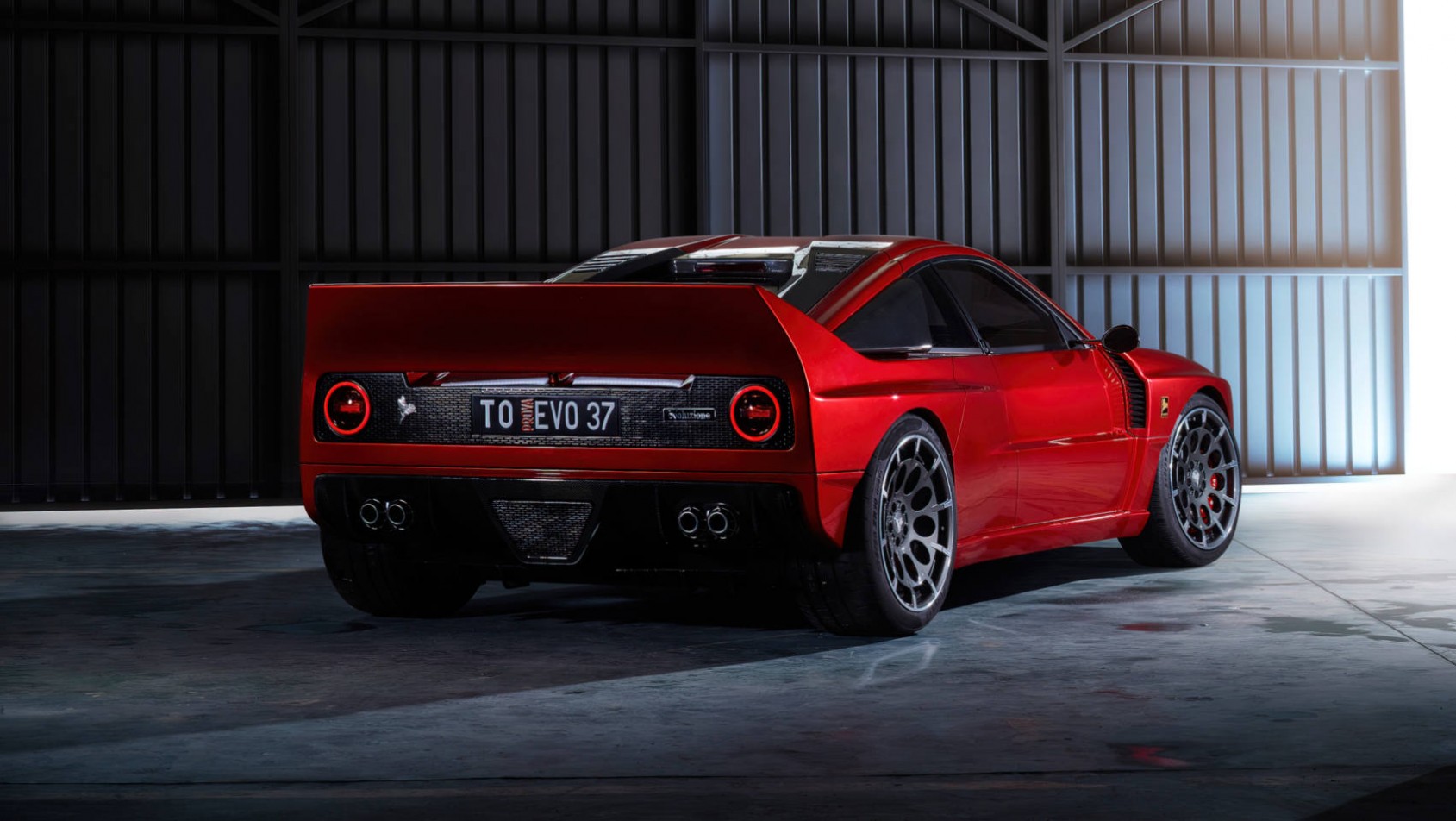 Lancia 037 Kimera EVO37 restomod w garażu tył